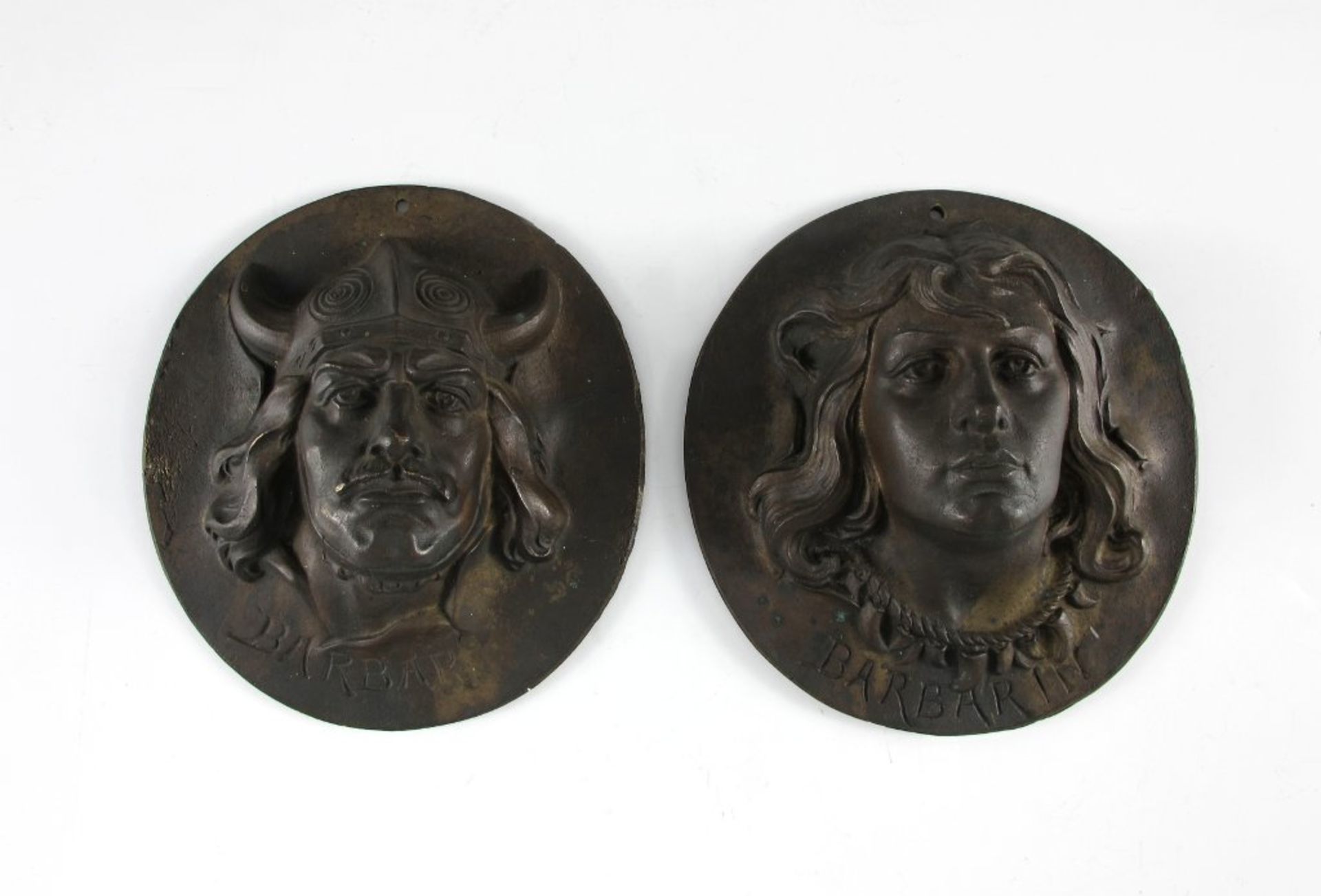 Paar Reliefplaketten mit Wikingerpaar, bet. "Barbar" und "Barbarin". Gelbguss. 19./20. Jh. H 15,5