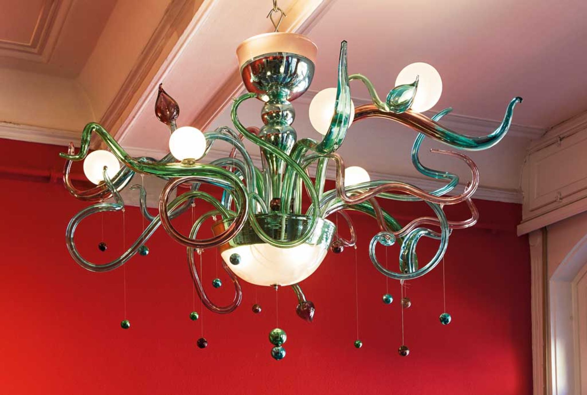 Moderner Murano-Leuchter. Sechsflammig. Schlangenartige Glasappliken und - kugeln. Ø ca. 120 cm