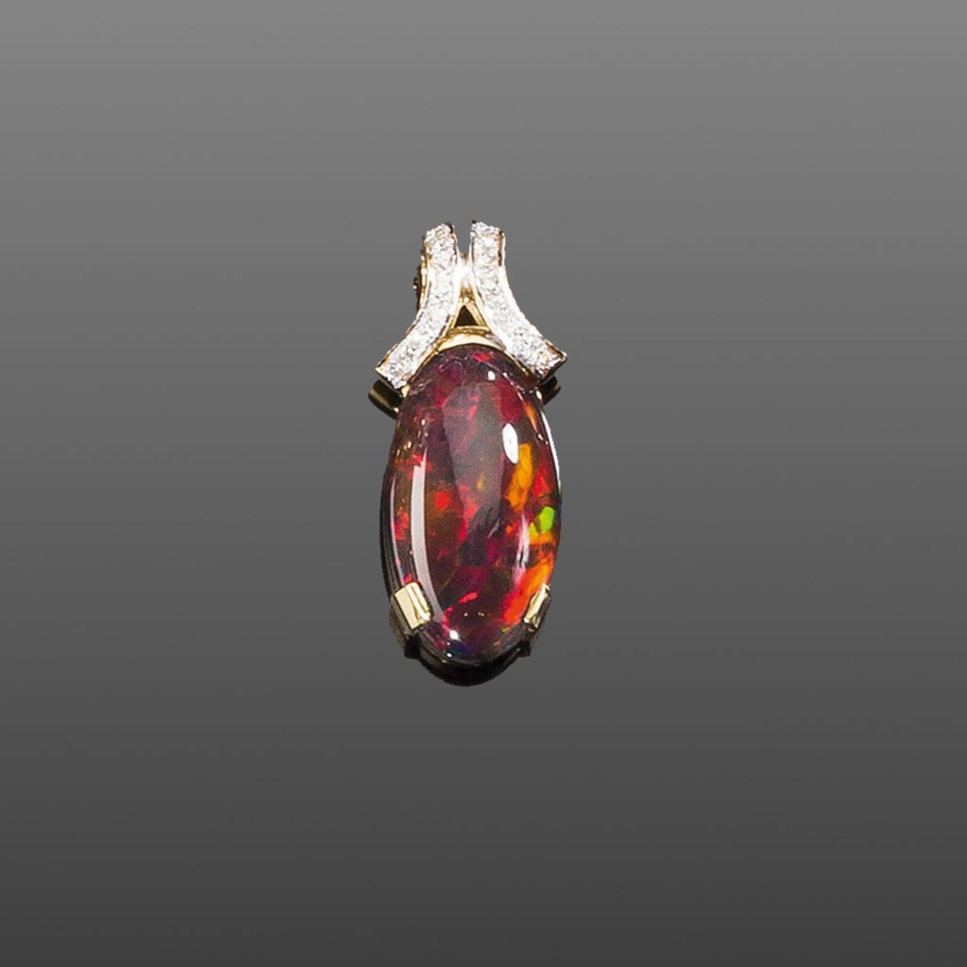 Feiner Schwarzopal-Anhänger. Ovaler Schwarzopal ca. 8,09 ct. Brillanten ca. 0,16 ct. Fassung 14