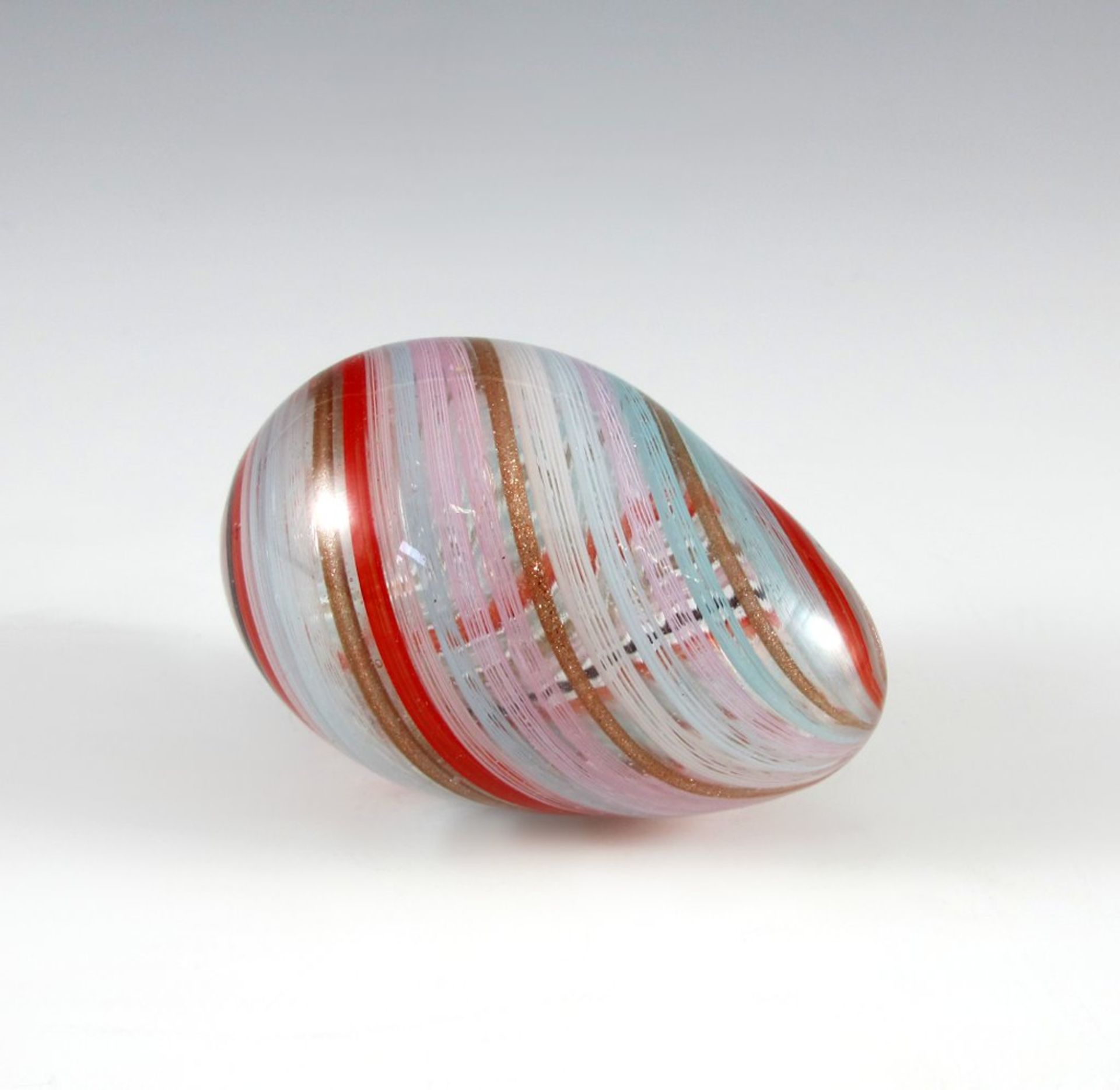 Ei. Farbloses Glas mit bunten Spiralen. Murano. H 8 cm