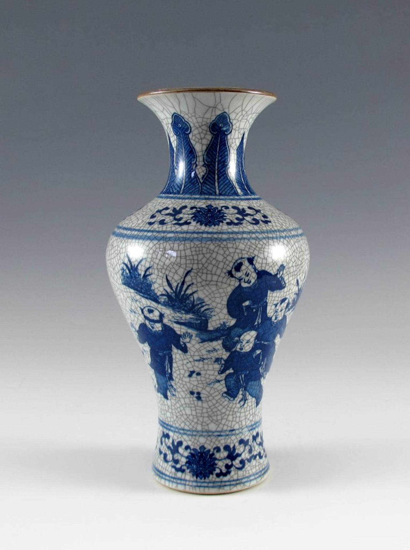 Balustervase. Unterglasurblaue Bemalung mit spielenden Kindern und Palmetten. Krakeleefond. China. H