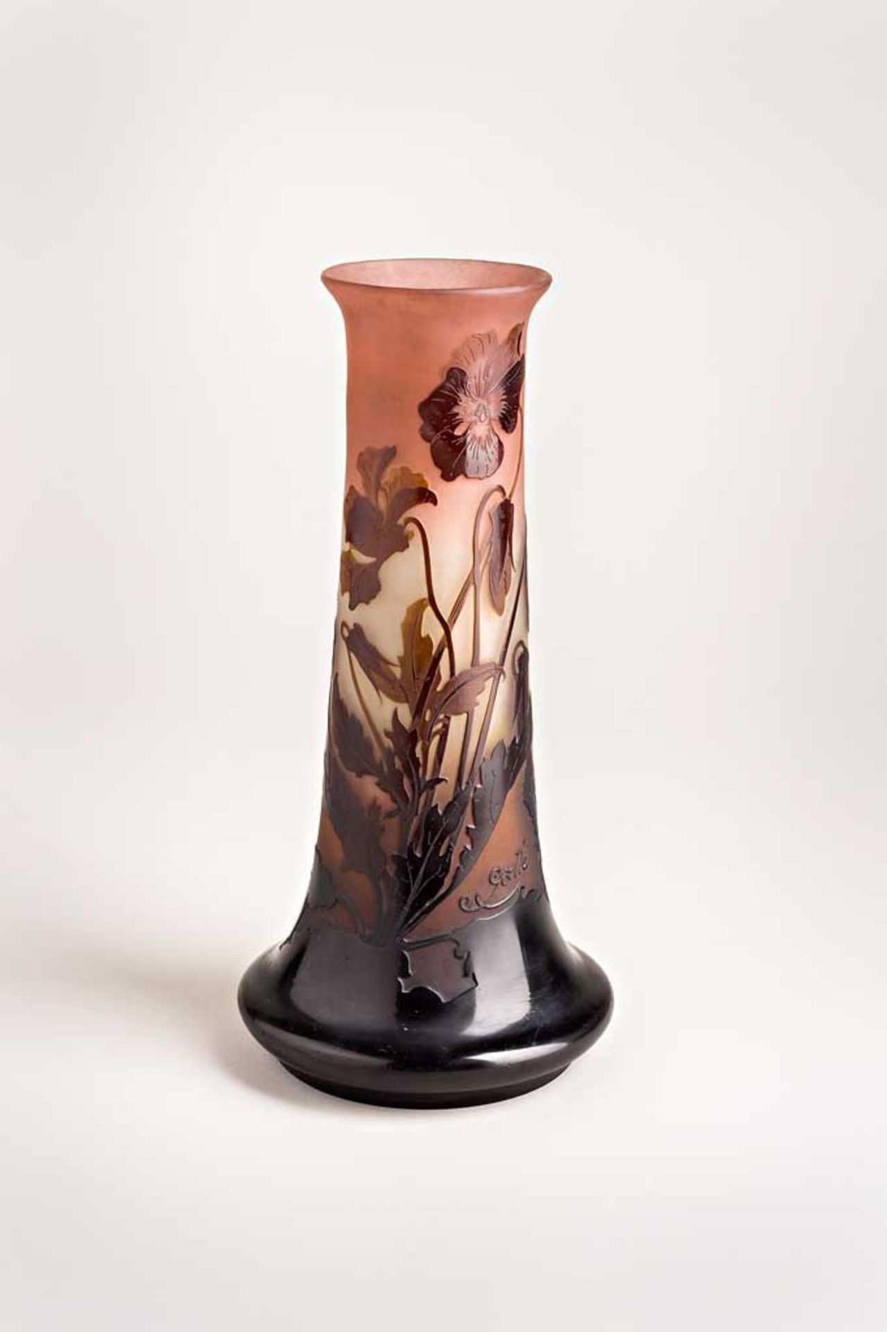 Gallé-Vase. Bez. Keulenform. Farbloses Glas mit dunkelrotem Überfang. Reliefdekor mit