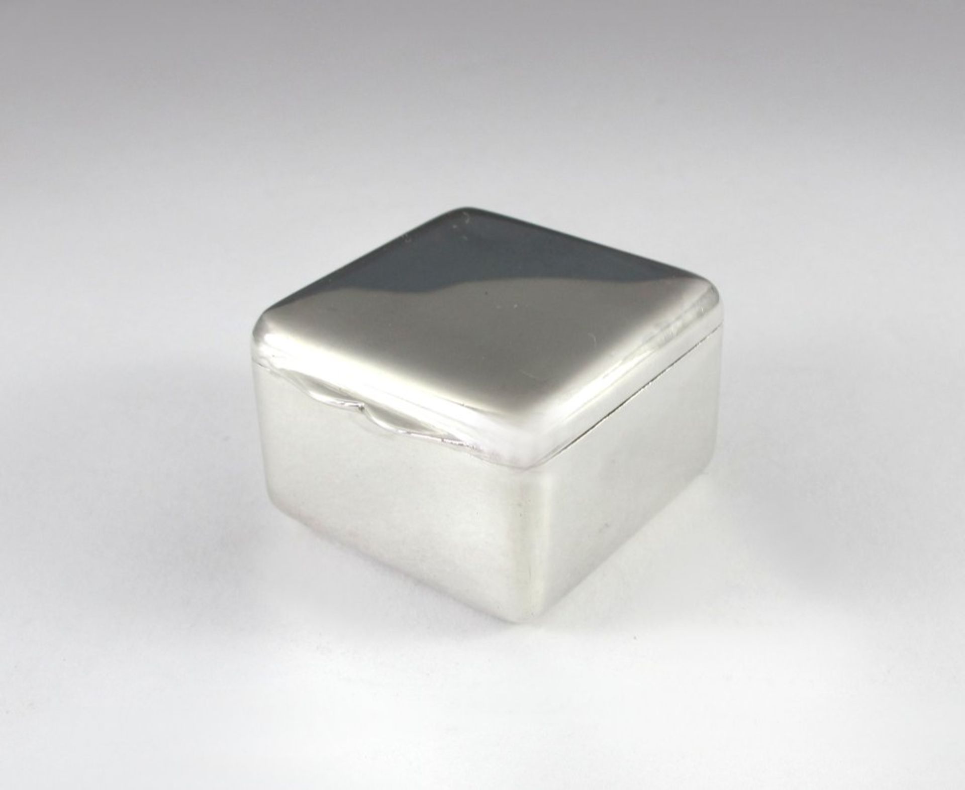 Quadratisches Silberdöschen. England. 3,5 x 3,5 cm. Sterlingsilber, 33 g