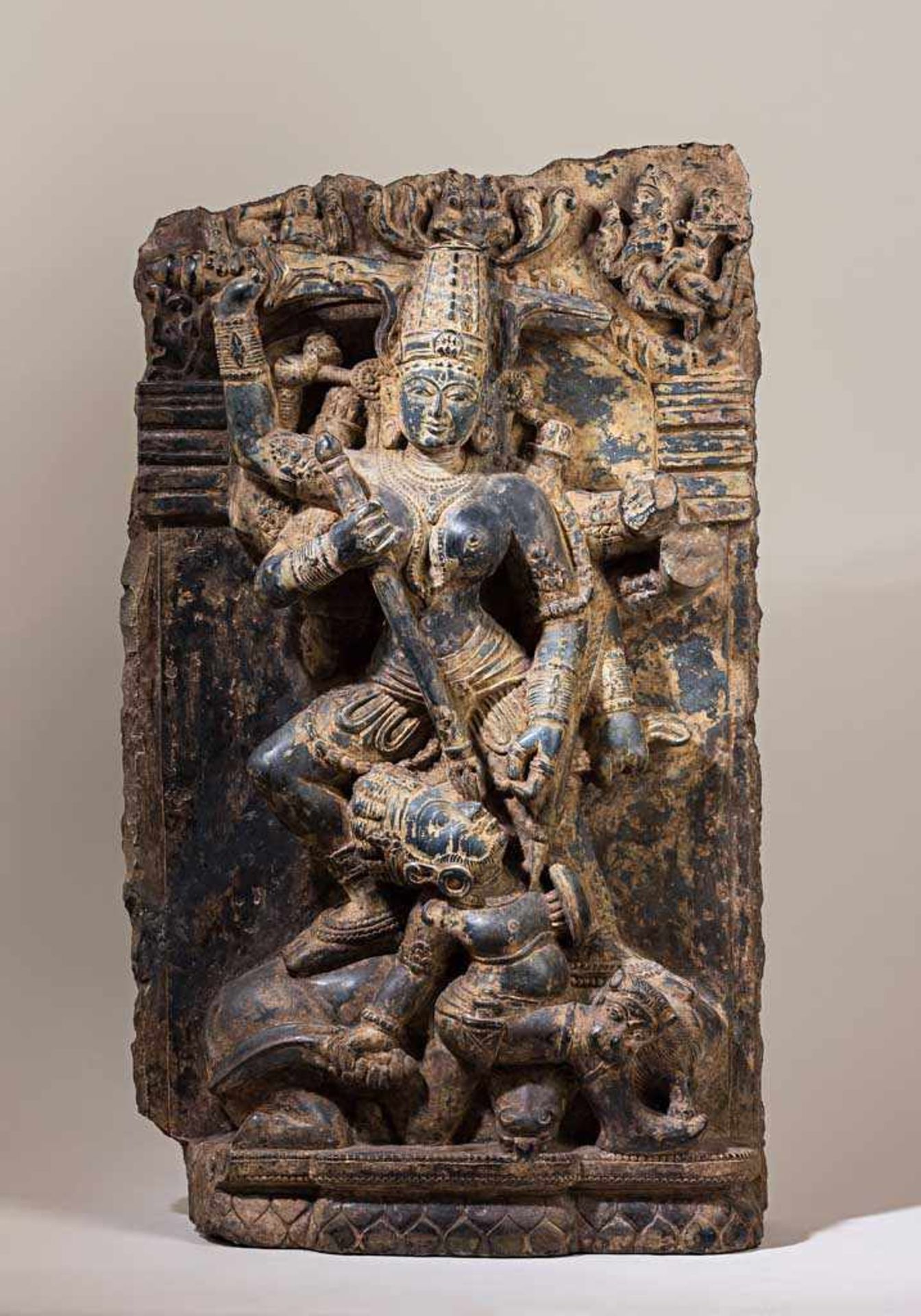 Beeindruckende Durga-Stele. Die achtarmige Göttin durchbohrt den Büffelgott Mahisamardini, der -