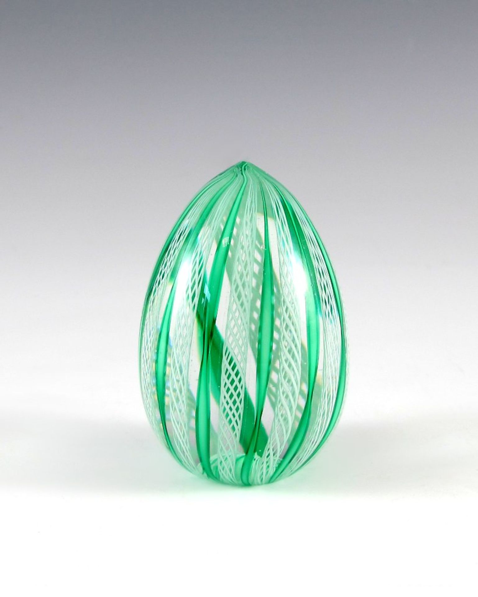 Ei als Paperweight. Farbloses Glas mit Grüneinschmelzung und Latticino. Murano. H 8 cm