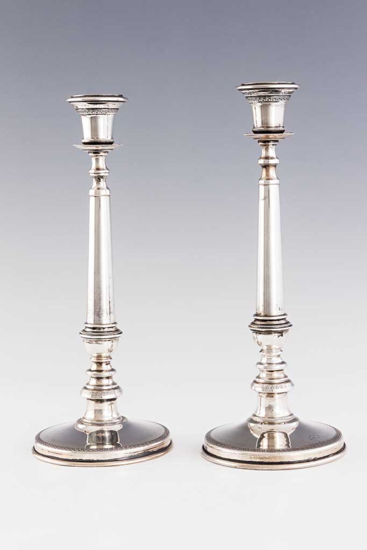 Paar Kerzenleuchter. Runder Fuß. Säulenschäftung. H 29,5 cm. 464 g