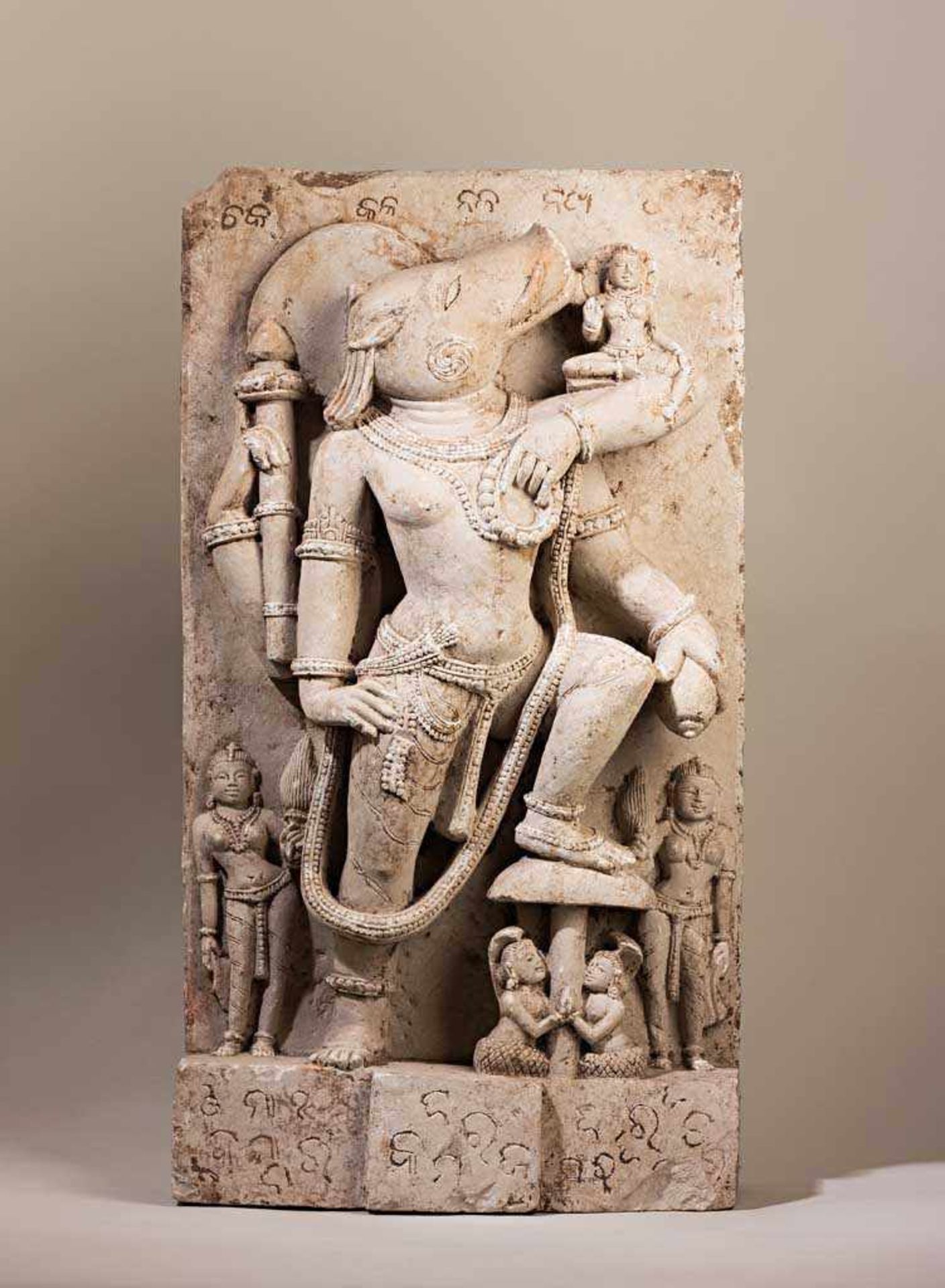 Vishnu in Gestalt des Ebers Varaha. Vishnu rettet die Erde vor dem Untergang, indem er die Erdgöttin