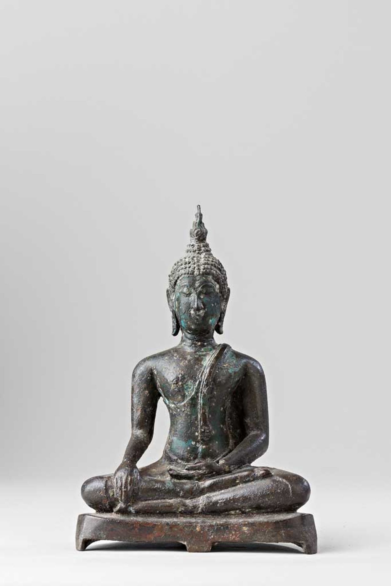 Sakyamuni-Buddha. Auf geradem Sockel sitzend. Bronze mit schwarzgrüner Patina. Siam, Ayutthaya,