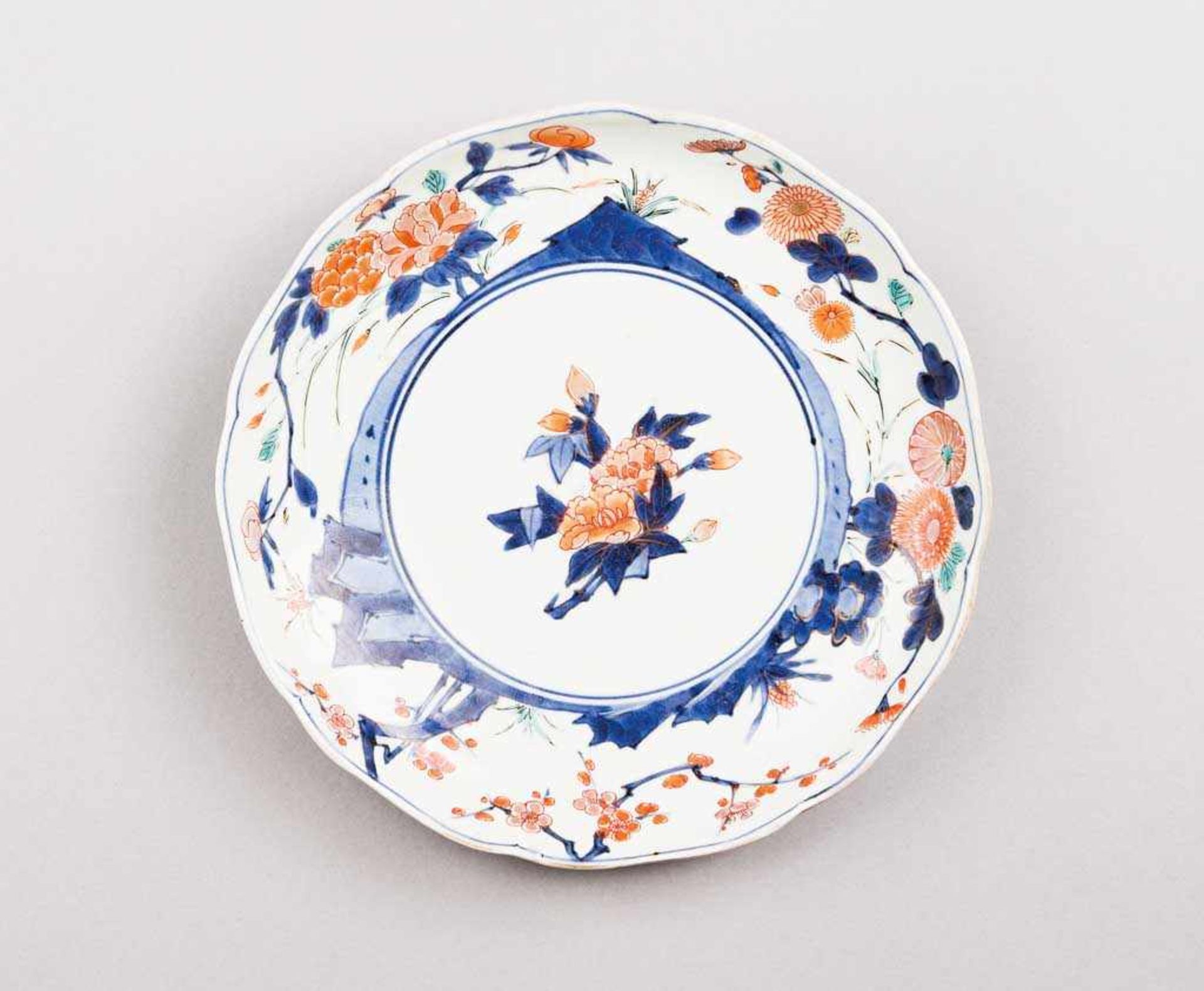 Feiner Imari-Teller mit Kakiemon-Blütendekor. Arita/Japan, 18. Jh. Ø 21 cm