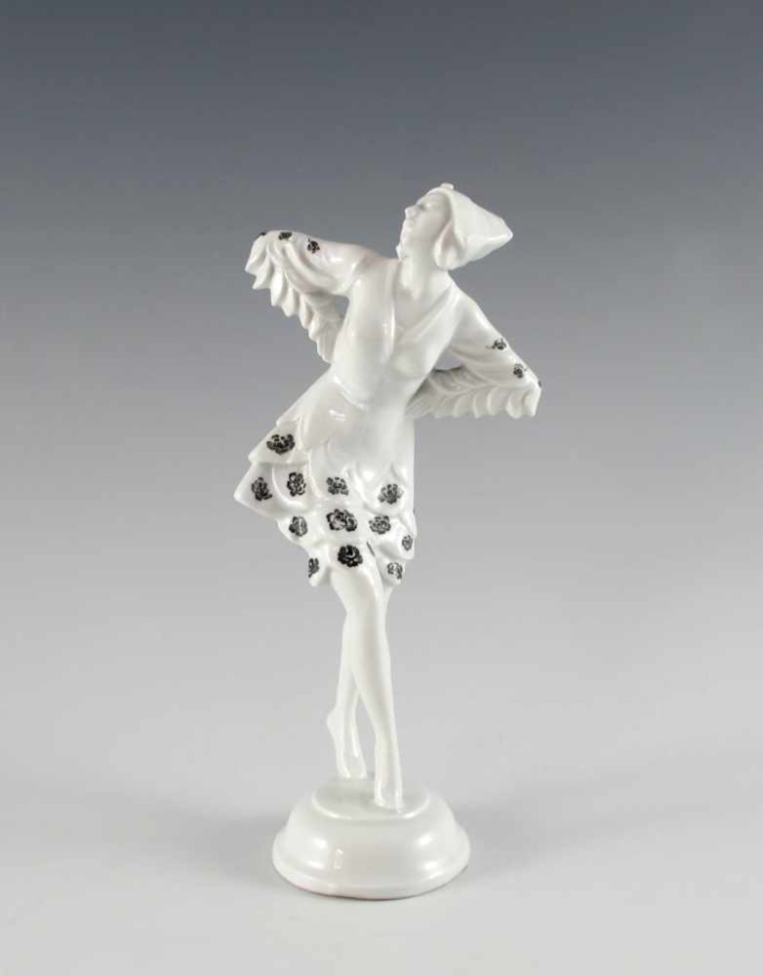 Tänzerin (Papagena?) als Figurine. Schwarze Blüten auf Weiß. 1920-er/1930-er Jahre? H 26 cm