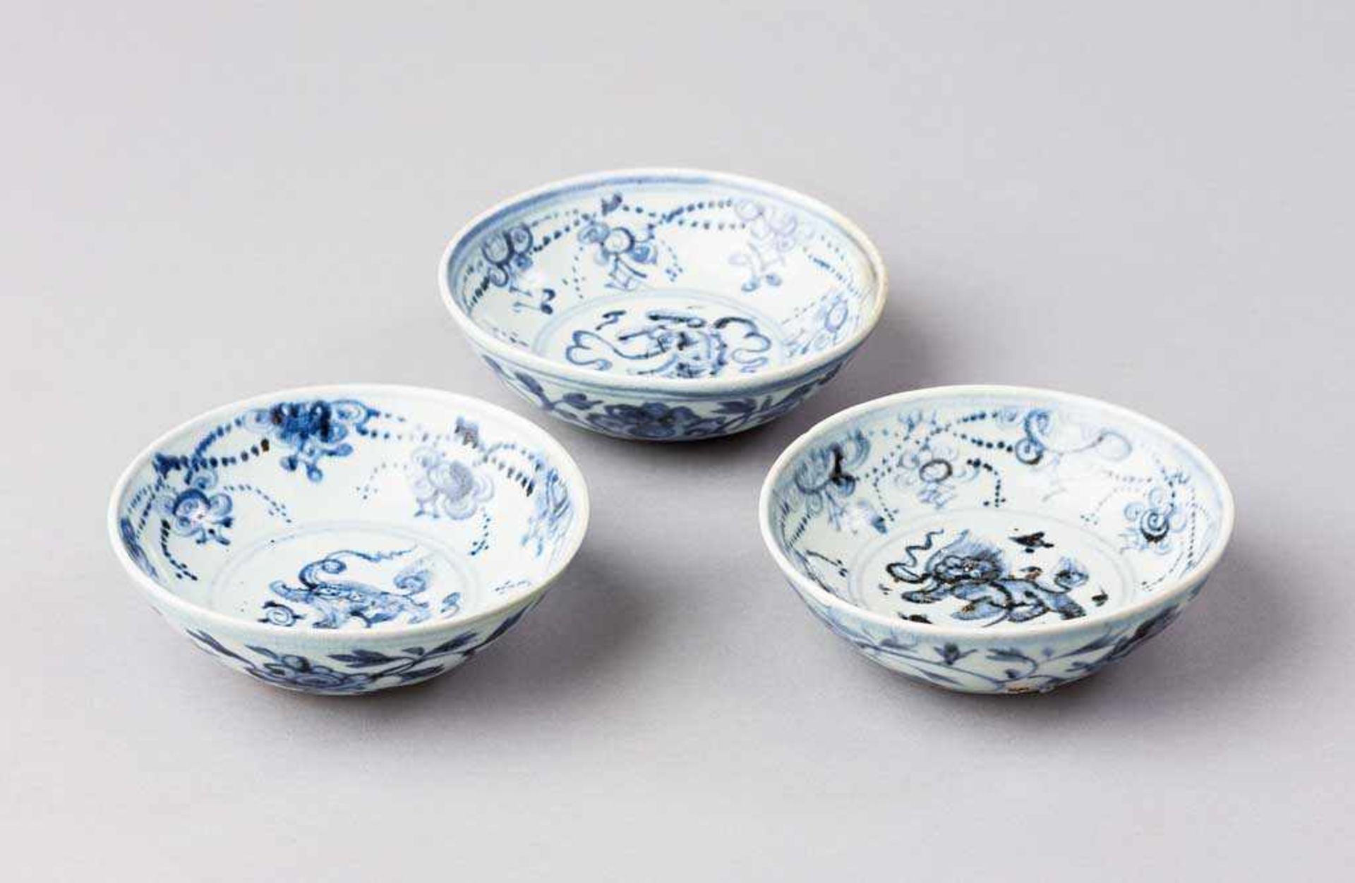 Satz von drei Ming-Schälchen. Unterglasurblaue Bemalung mit Kilin, Girlanden und Blüten. China, 2.