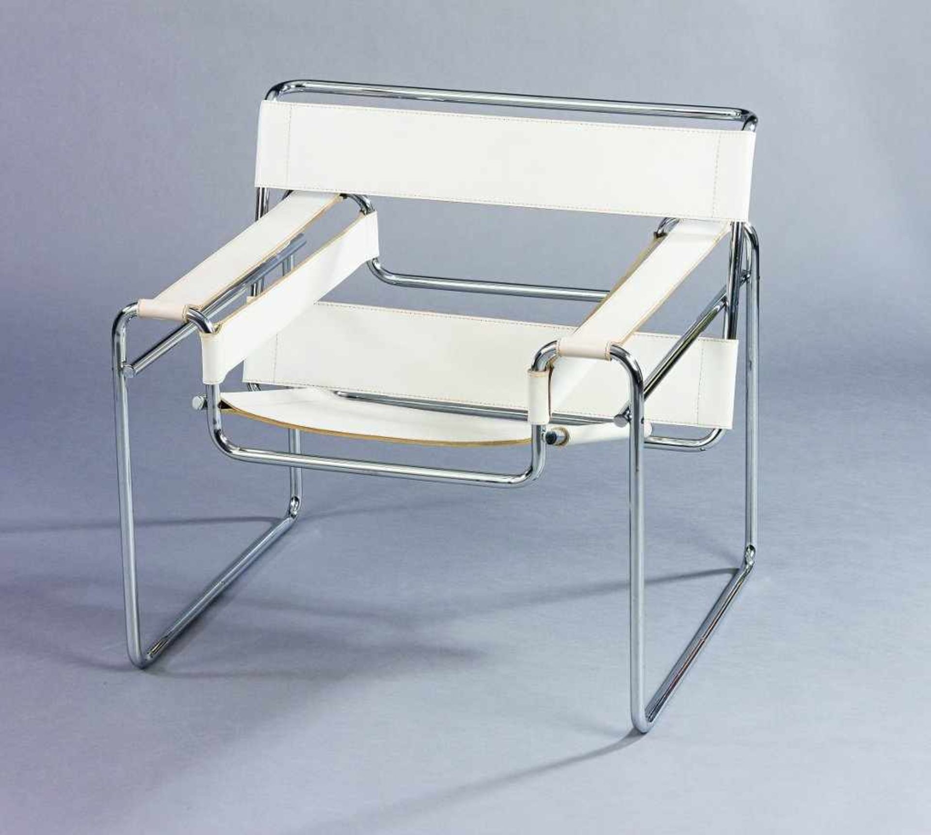 Wassily Chair. Weißes Leder und Stahlrohr. 73 x 76 x 64 cm