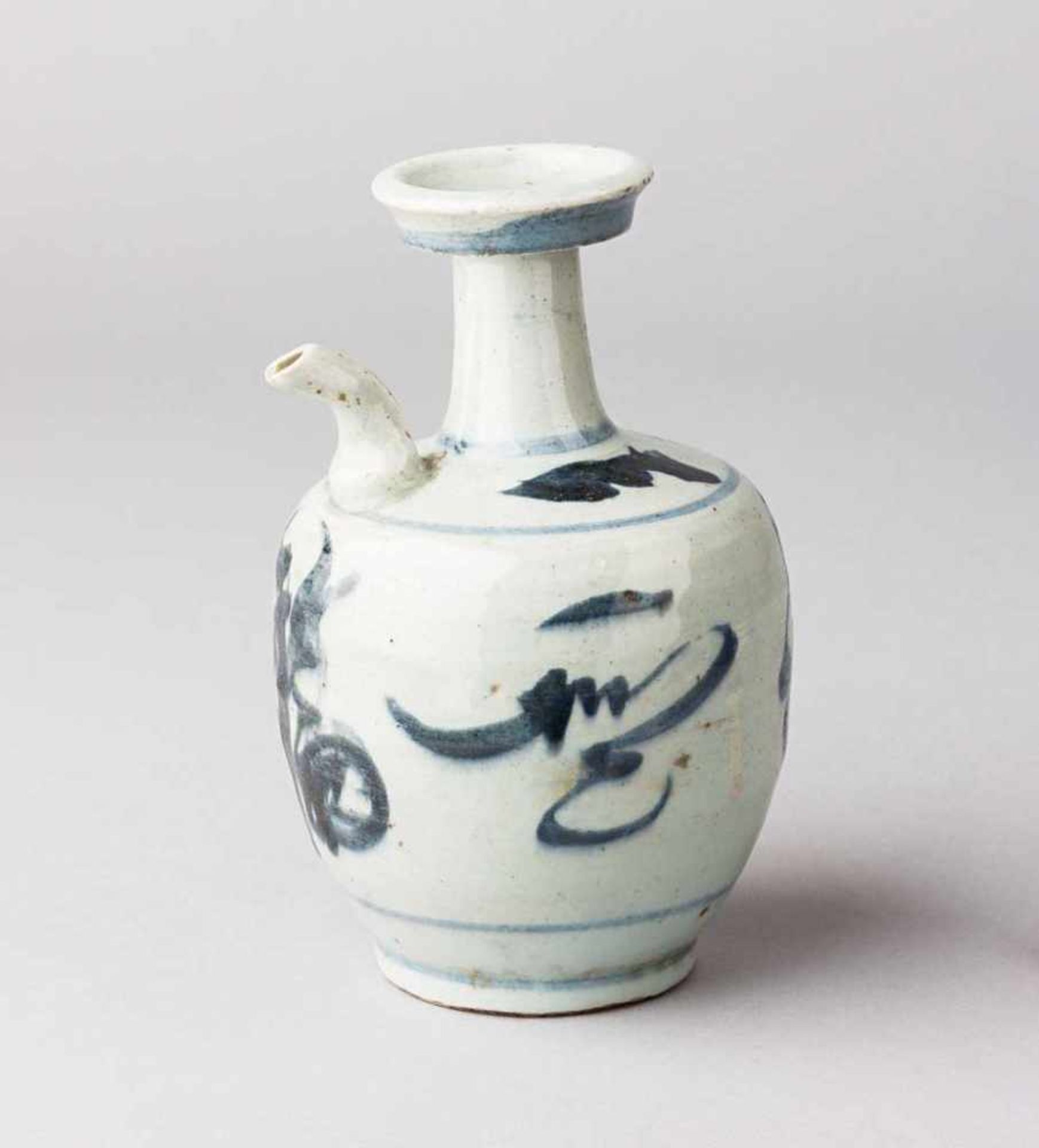 Ming-Kanne. Balusterform. Unterglasurblaue Bemalung. China, späte Ming-Dynastie, um 1600. H 17,5 cm