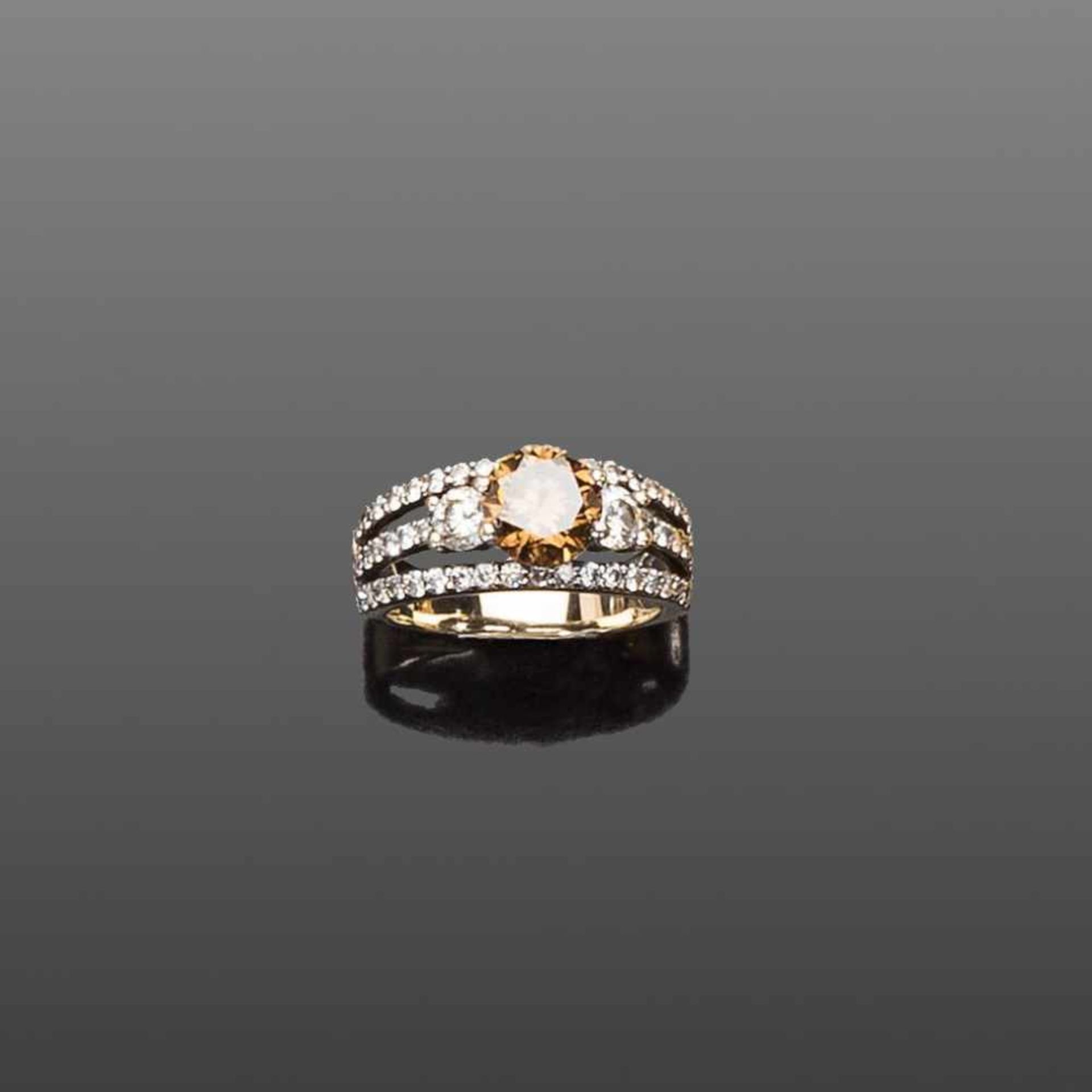 Brillantring. Runder Brillantmittelstein 2,03 ct. Natural fancy cognacfarben, vs1. Kleine Brillanten