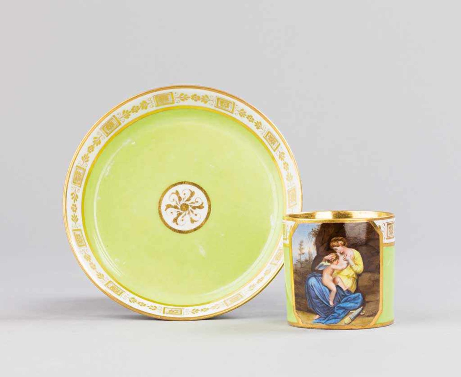 Klassizistische Wiener Tasse mit Untertasse. Hellgrüner Fond mit feiner Goldkante. Auf der Cuppa