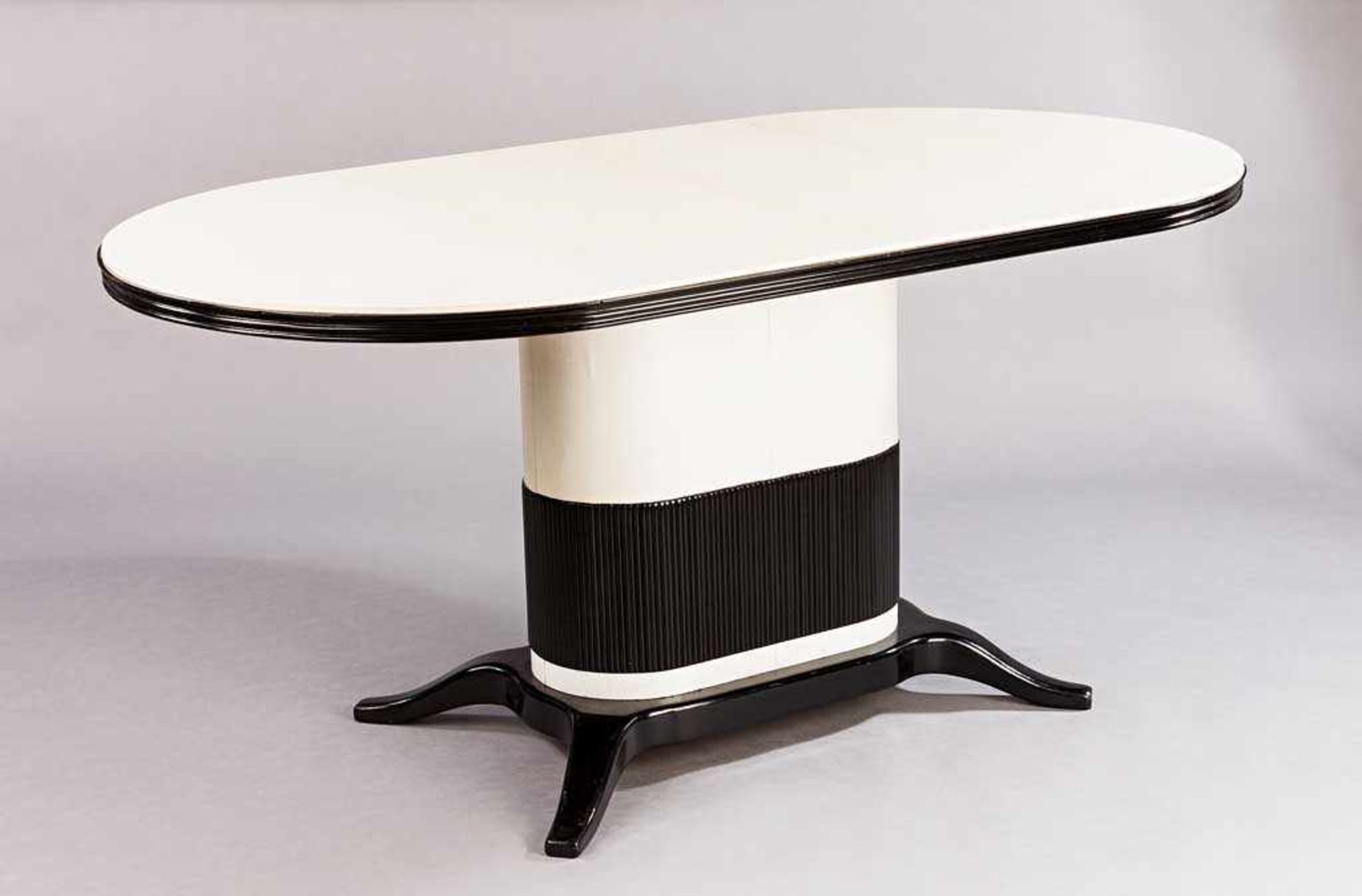 Ovaler Esstisch. Ovaler Schaft auf vier Beinen. Pergament und schwarz lackiertes Holz. Italien,