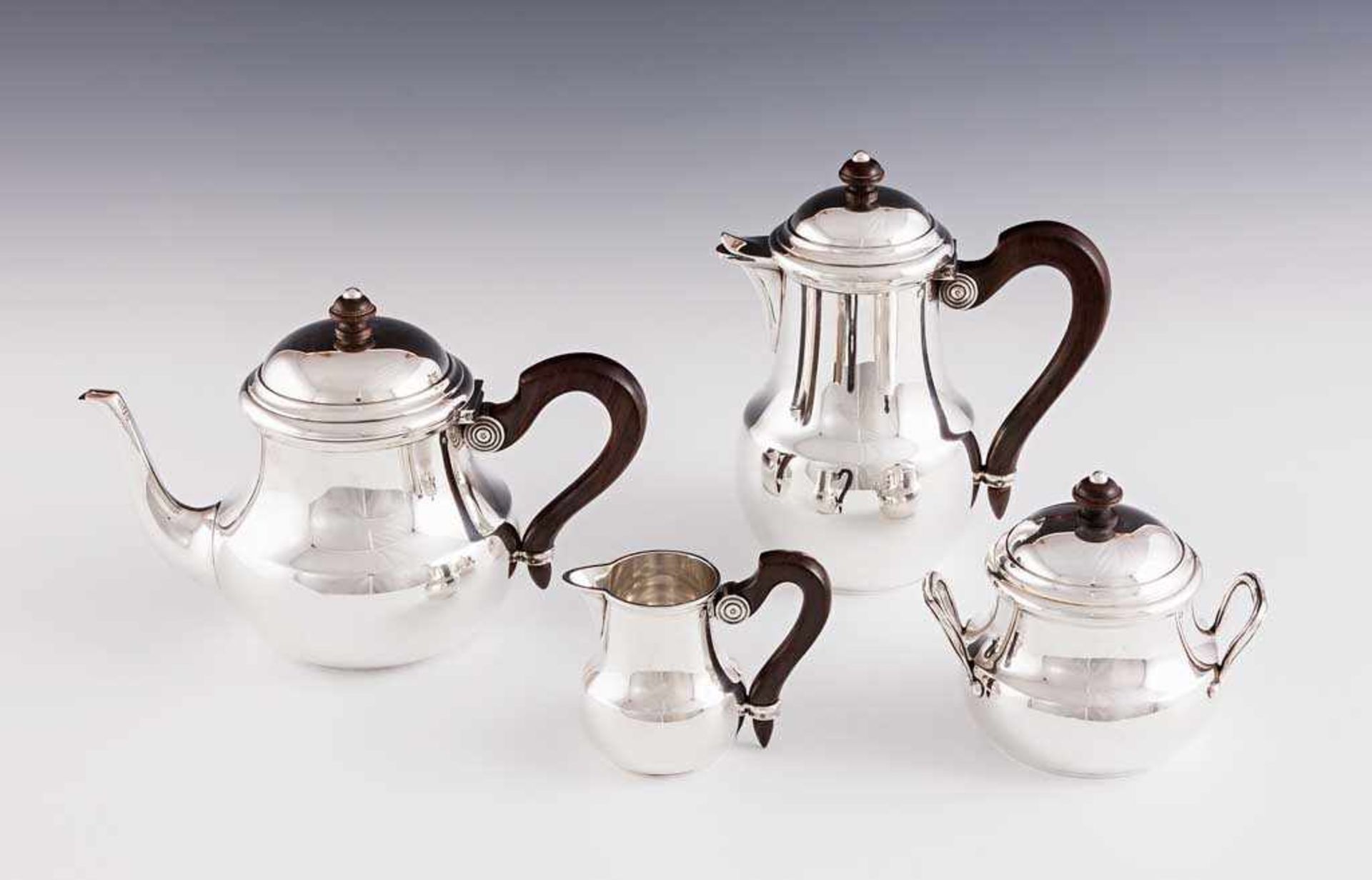 Cartier-Kaffee-/Teekern. Kaffeekanne, Teekanne, Zuckerdose und Sahnegießer. Glatte geschweifte Form.