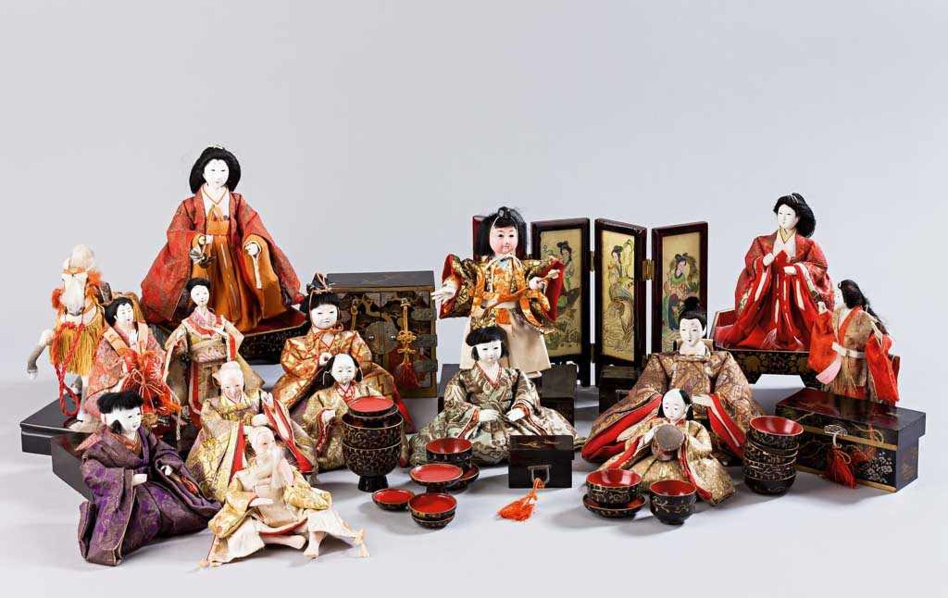 Ausstattung für das Mädchenfest (Hina-Matsuri). 15 Puppen (mit Muschelkalkgesichtern) und diverses