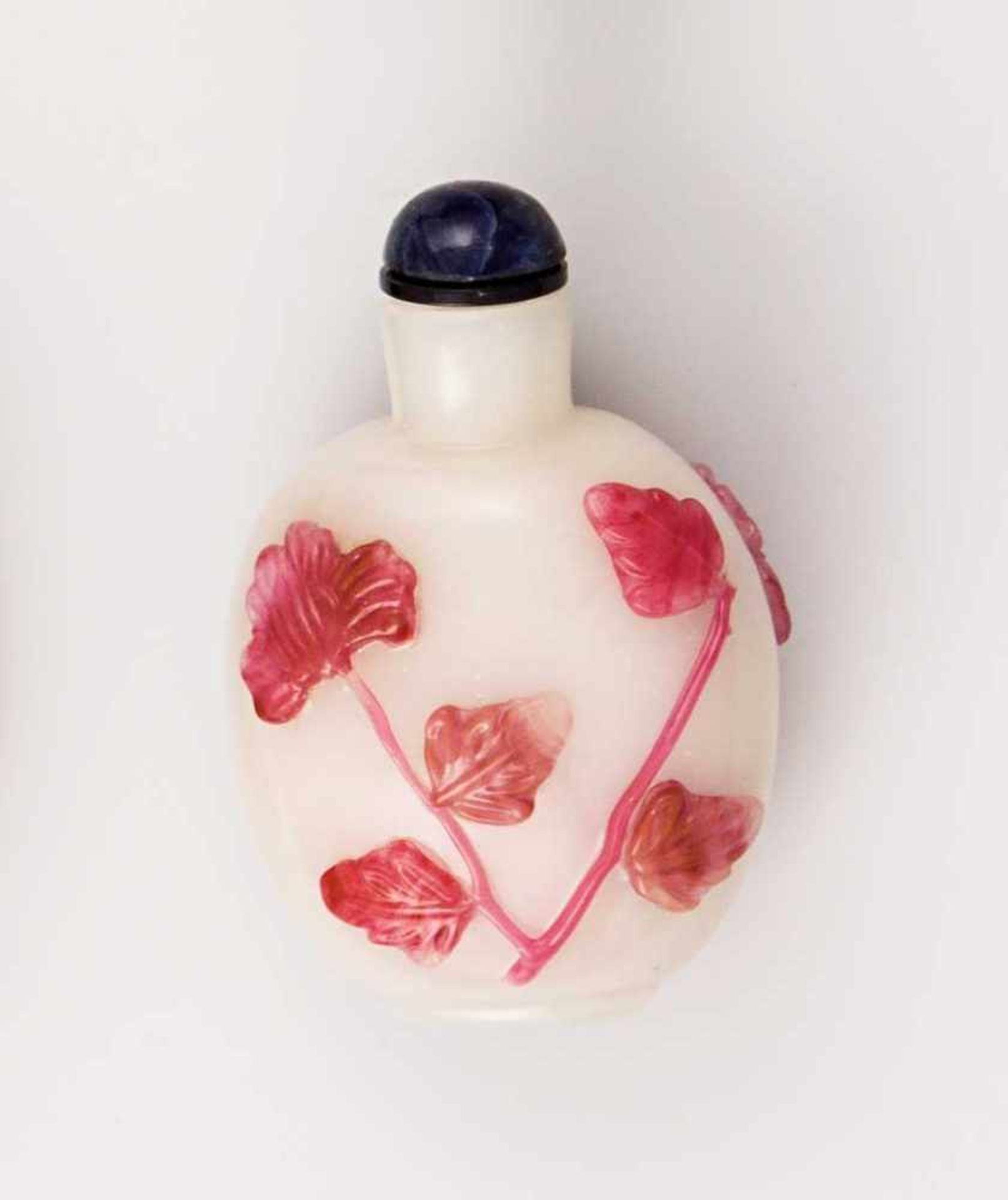 Snuffbottle. Weiße Glasflasche mit roséfarbenem Blütenrelief. China, wohl 18. Jh. H 7,5 cm
