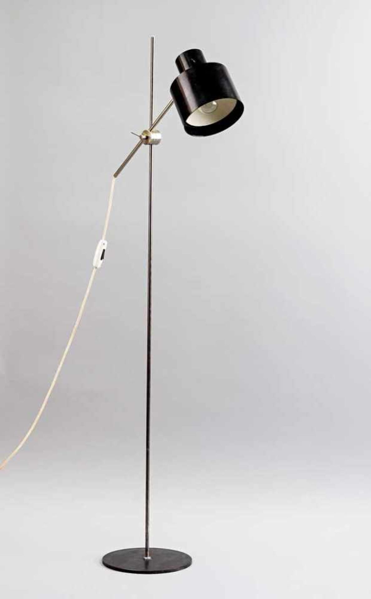 Mid-Century-Stehlampe. Schwarzer Kunststoffschirm. Dreh-/schwenkbar. H 138 cm