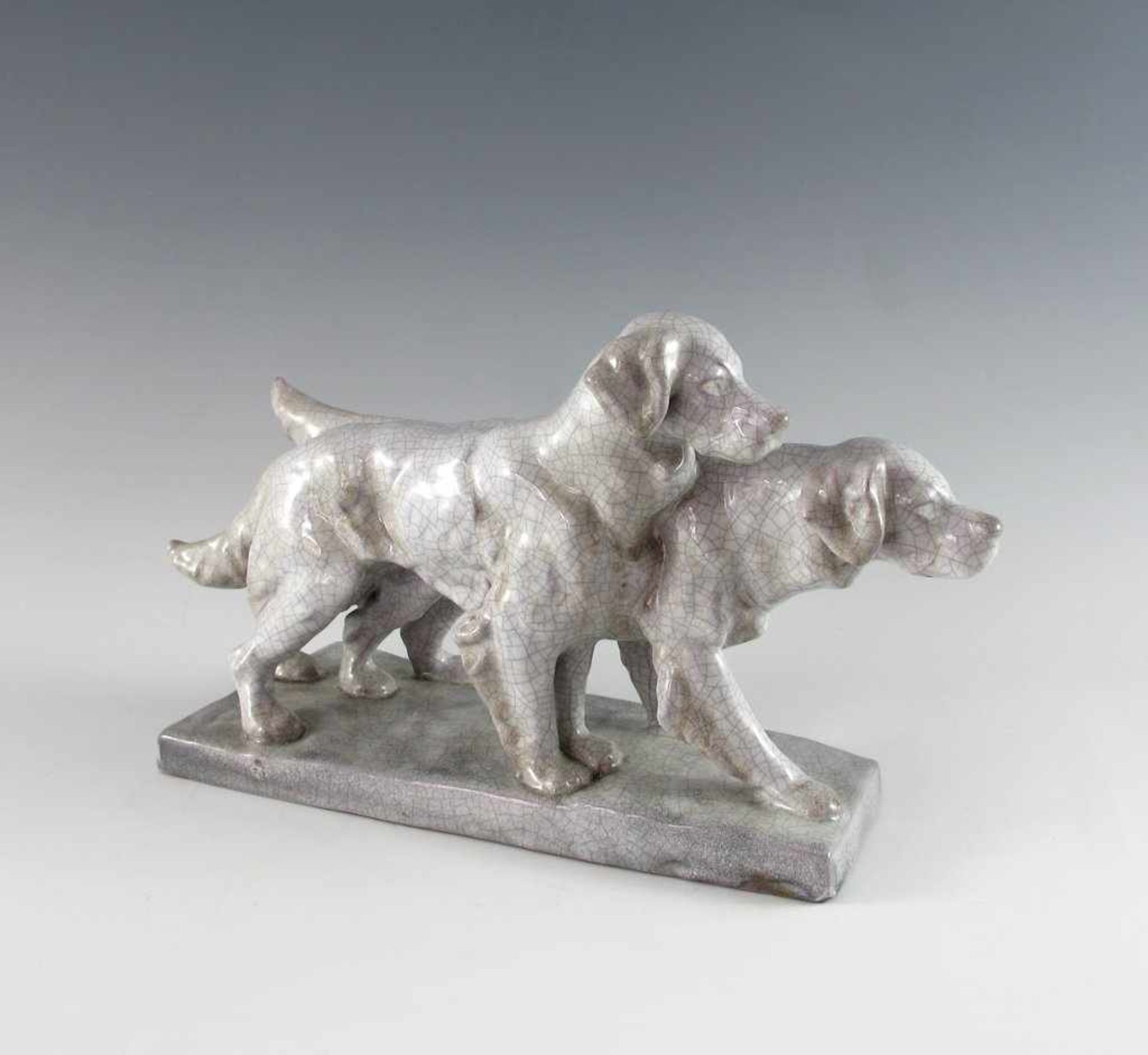 Zwei Setter als Figurine. Monochrom graue Glasur mit Krakelee. Staatl. Majolika-Manufaktur