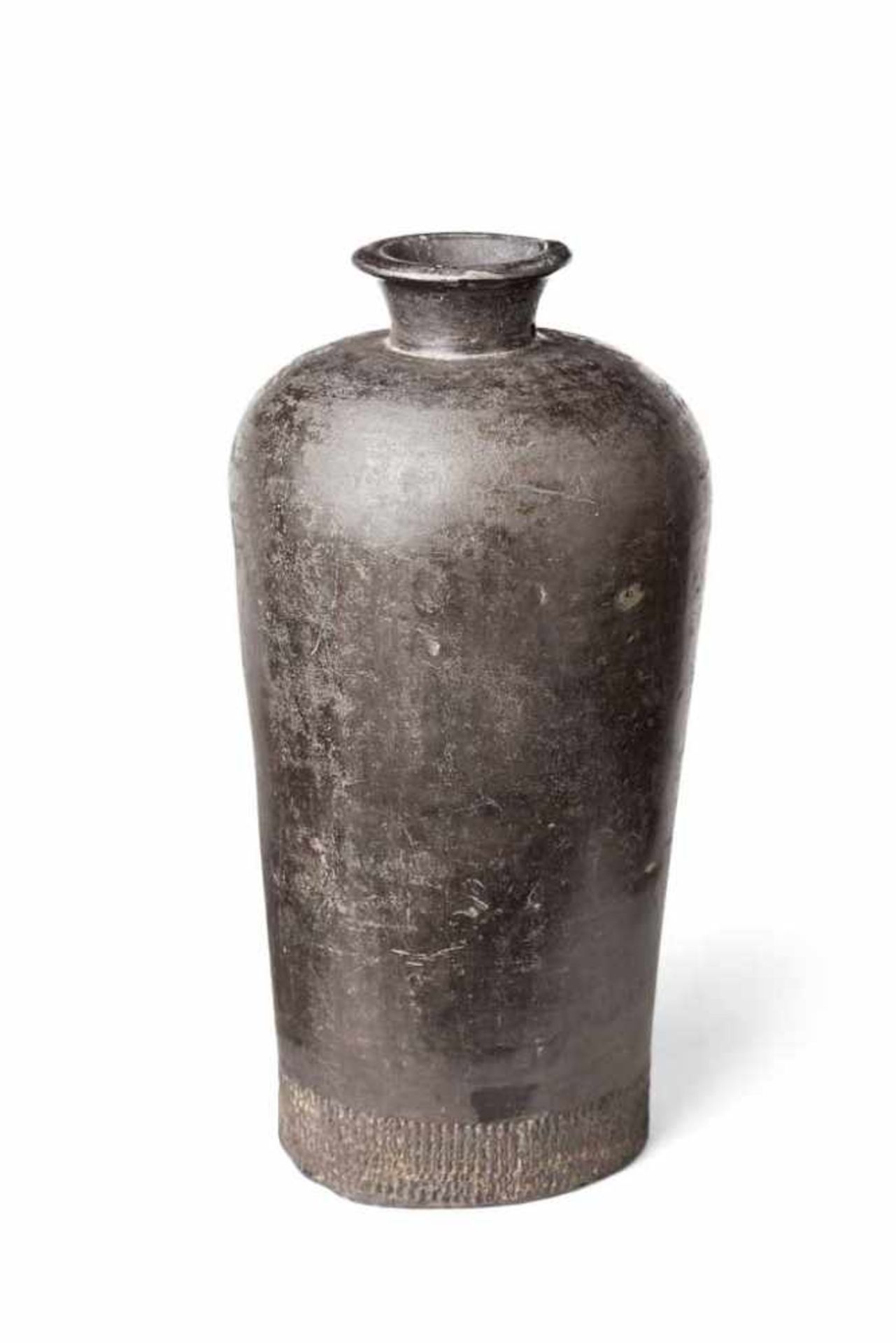 Hohe Vase mit engem Hals. Grau glasierte Keramik. Am Fuß Relieffries. China, Sung-Yuan, 13.-14.