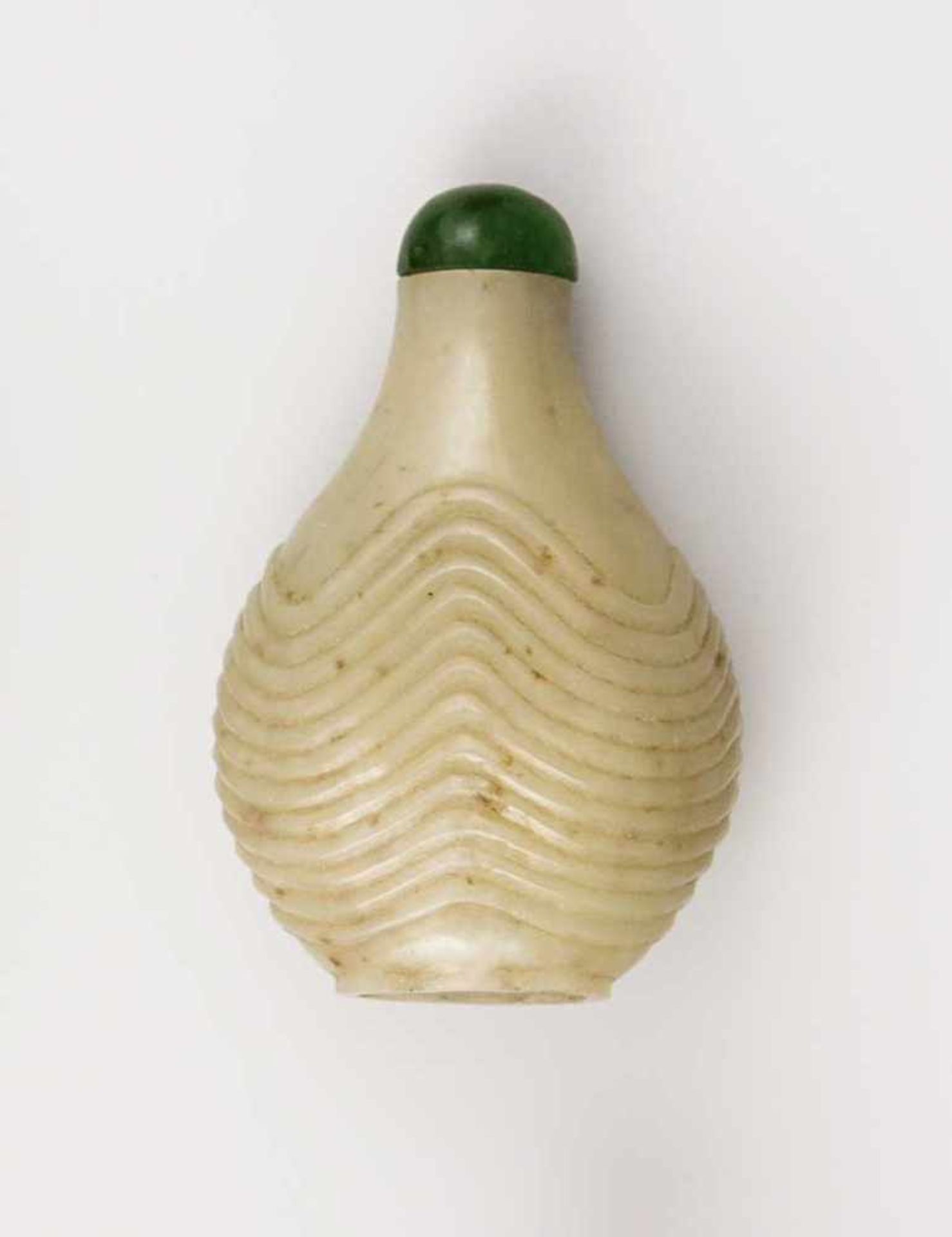 Snuffbottle. Jade mit reliefiertem Wellendekor. 18./19. Jh. H 7 cm