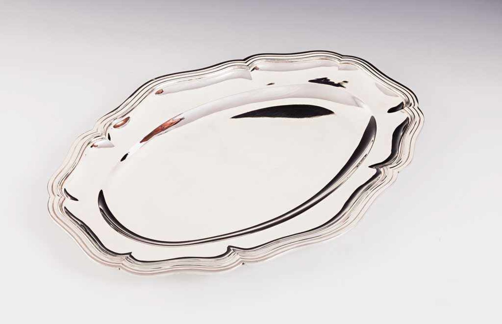 Ovale Vorlegeplatte. Leicht geschweift, mit profiliertem Rand. Meistermarke Auger Paris. 40 x 28 cm.