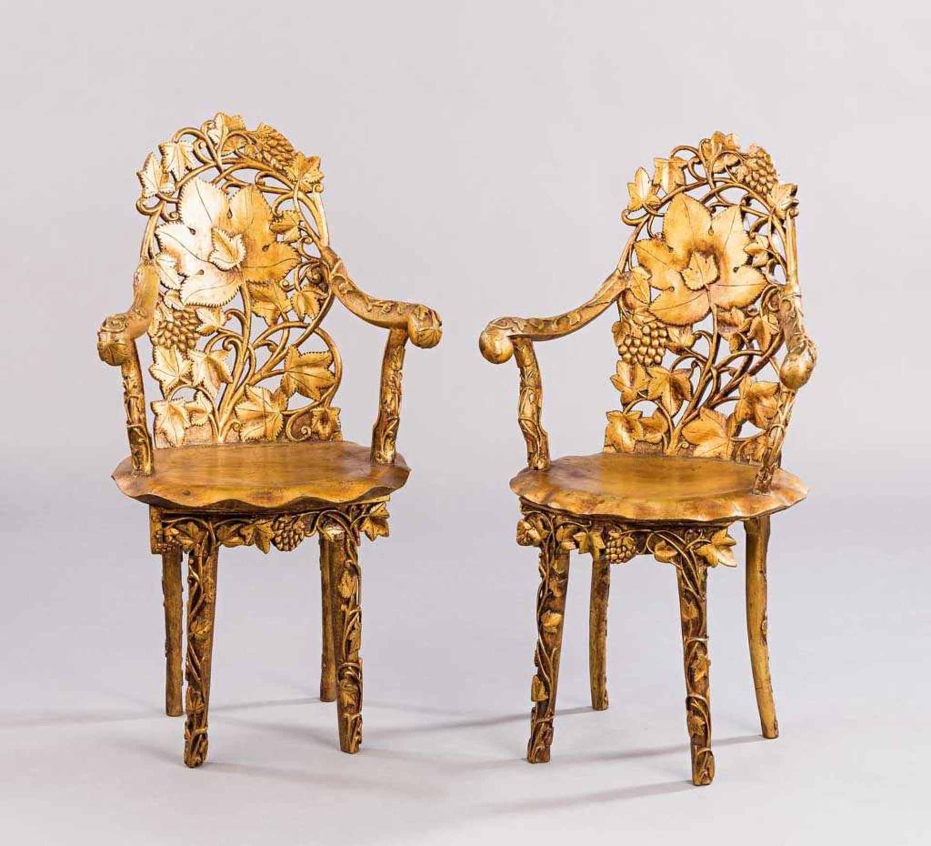 Paar originelle Stühle. Schnitzerei mit Blattwerk. Ölvergoldet. China? H 101 (47) cm