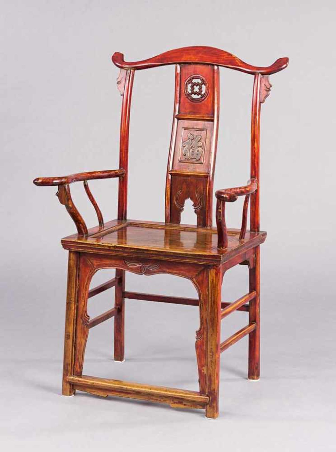 Chinesischer Armlehnstuhl. Verstrebung mit glückhaftem Zeichen. Brettsitz. Ulme. H 116 (55) cm