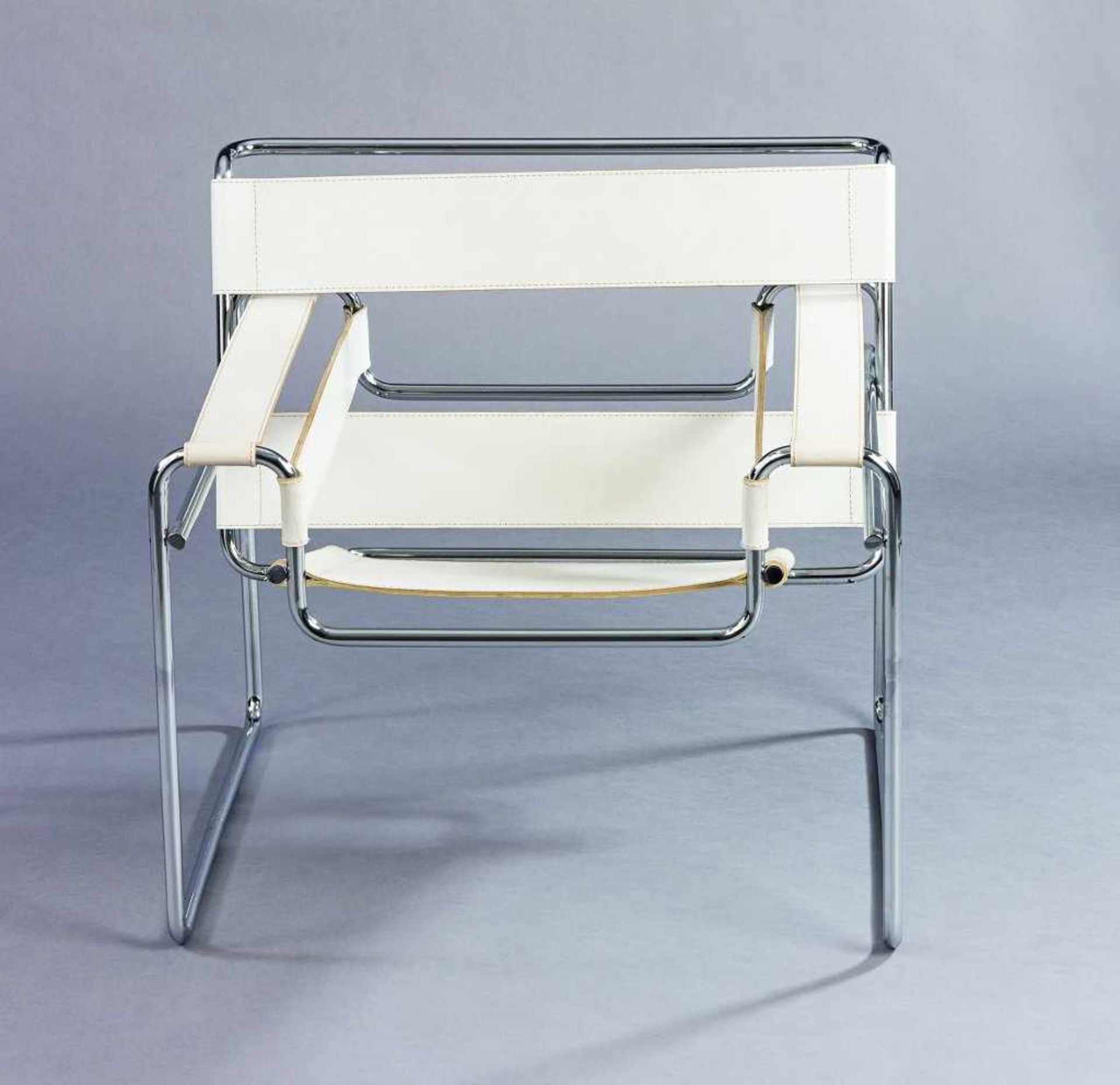 Wassily Chair. Weißes Leder und Stahlrohr. 73 x 76 x 64 cm