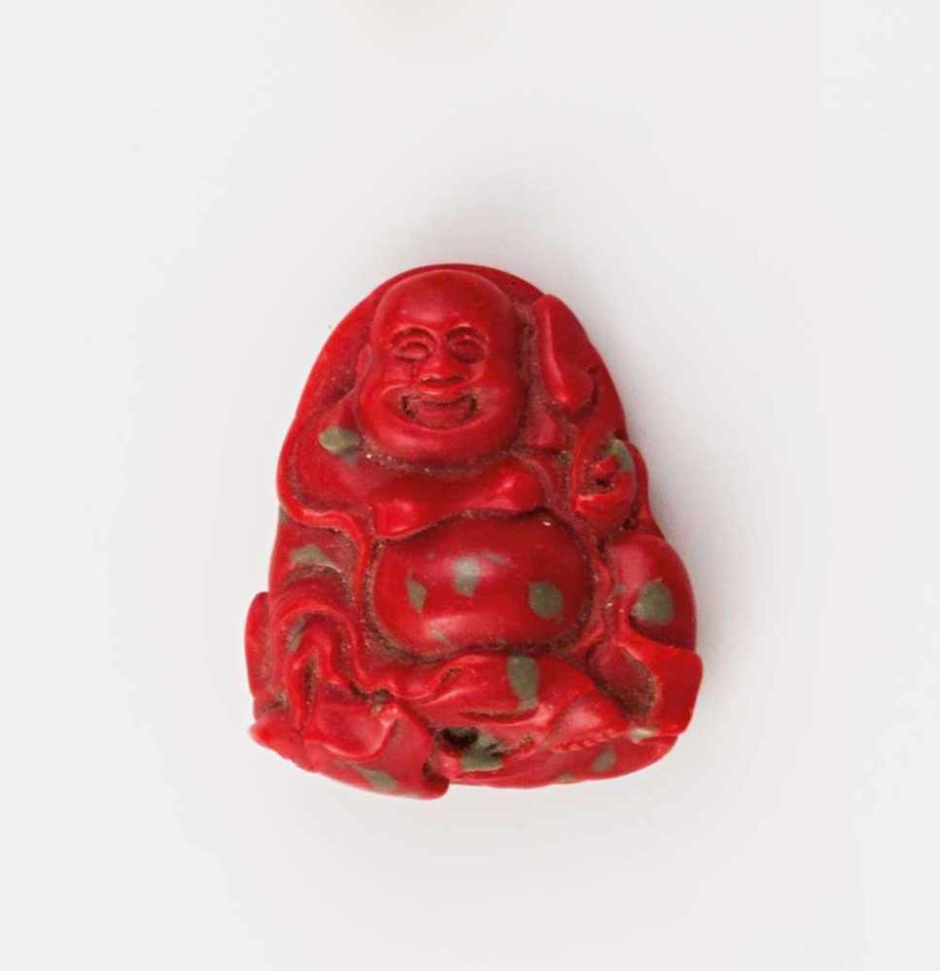 Korall-Netsuke. Sitzender Mi'lo-fo (Dickbauchbuddha). 19./20. Jh. H 5 cm