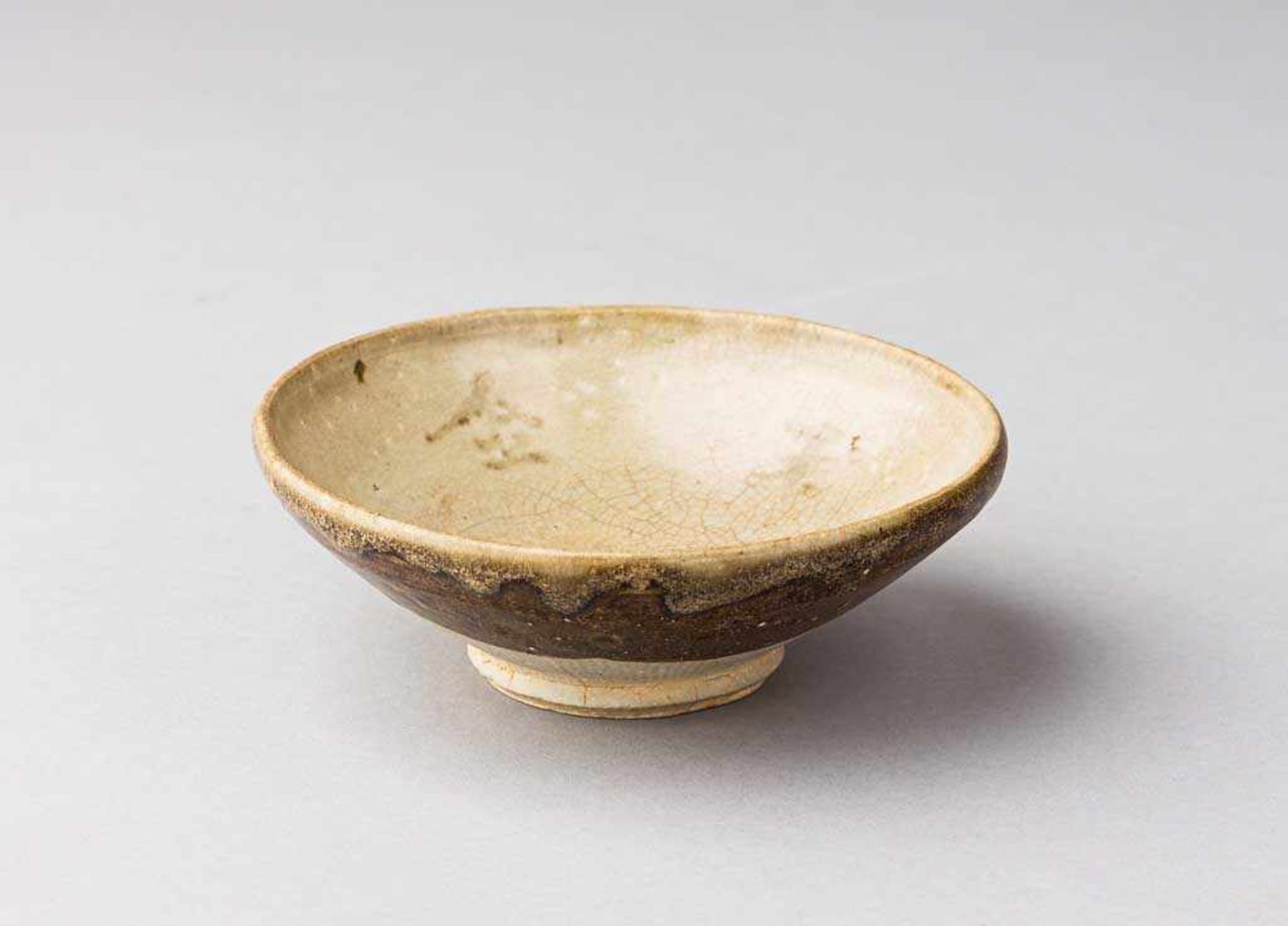 Sung-Schälchen. Jizhou-Keramik. Graubraune Engobe. An der Unterseite und am Boden Schriftzeichen (