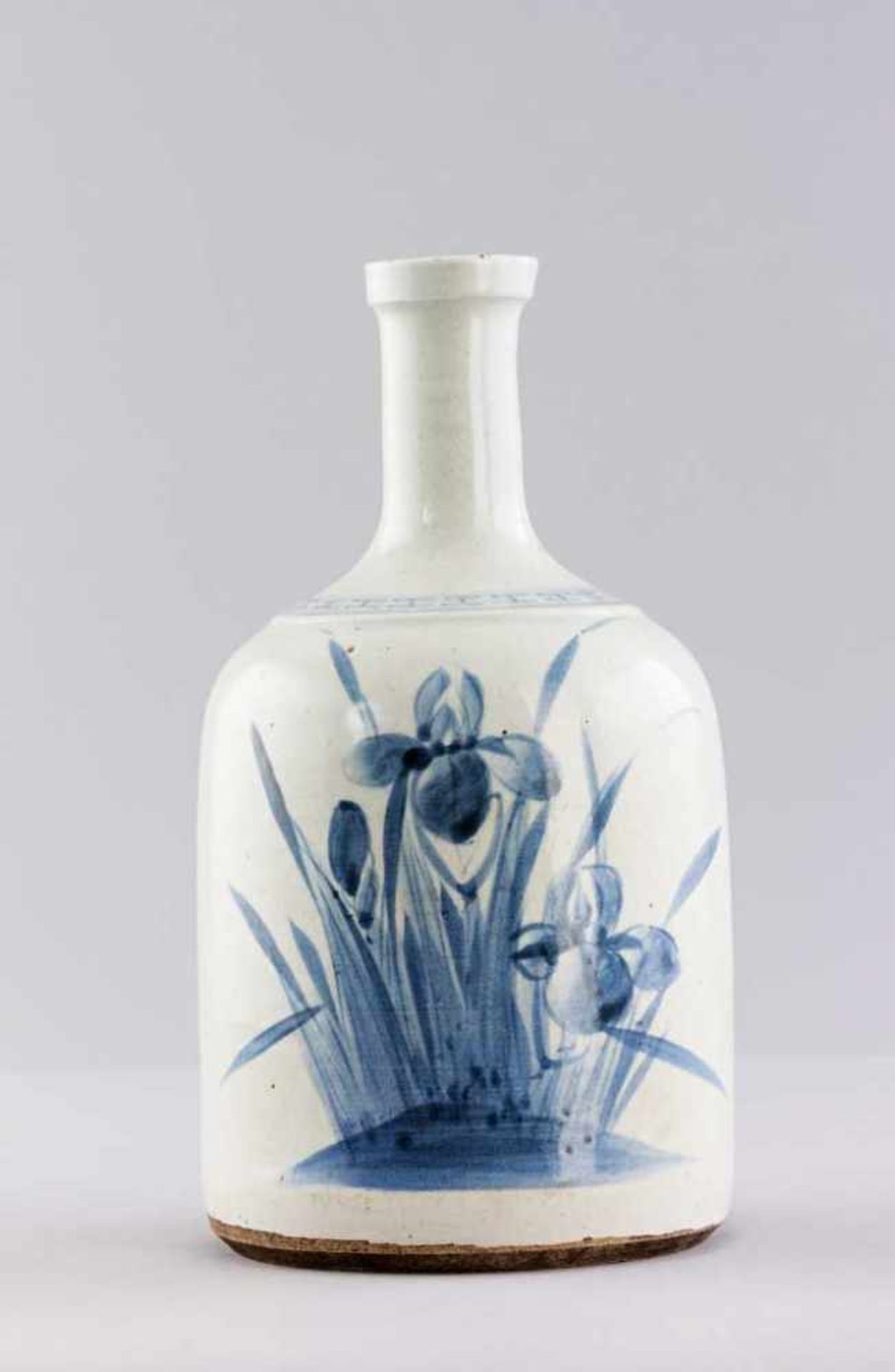 Keramikflasche. Graues Steinzeug mit unterglasurblauer Bemalung: Irisdekor. Japan, Meiji-Zeit. H