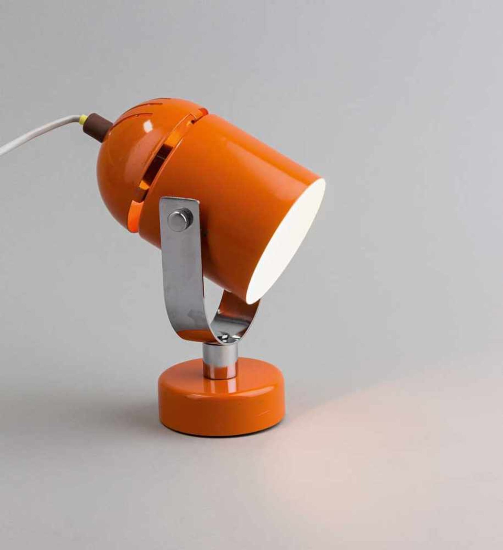 Kleine Wandlampe. Orangefarbenes Metall. 1970-er Jahre