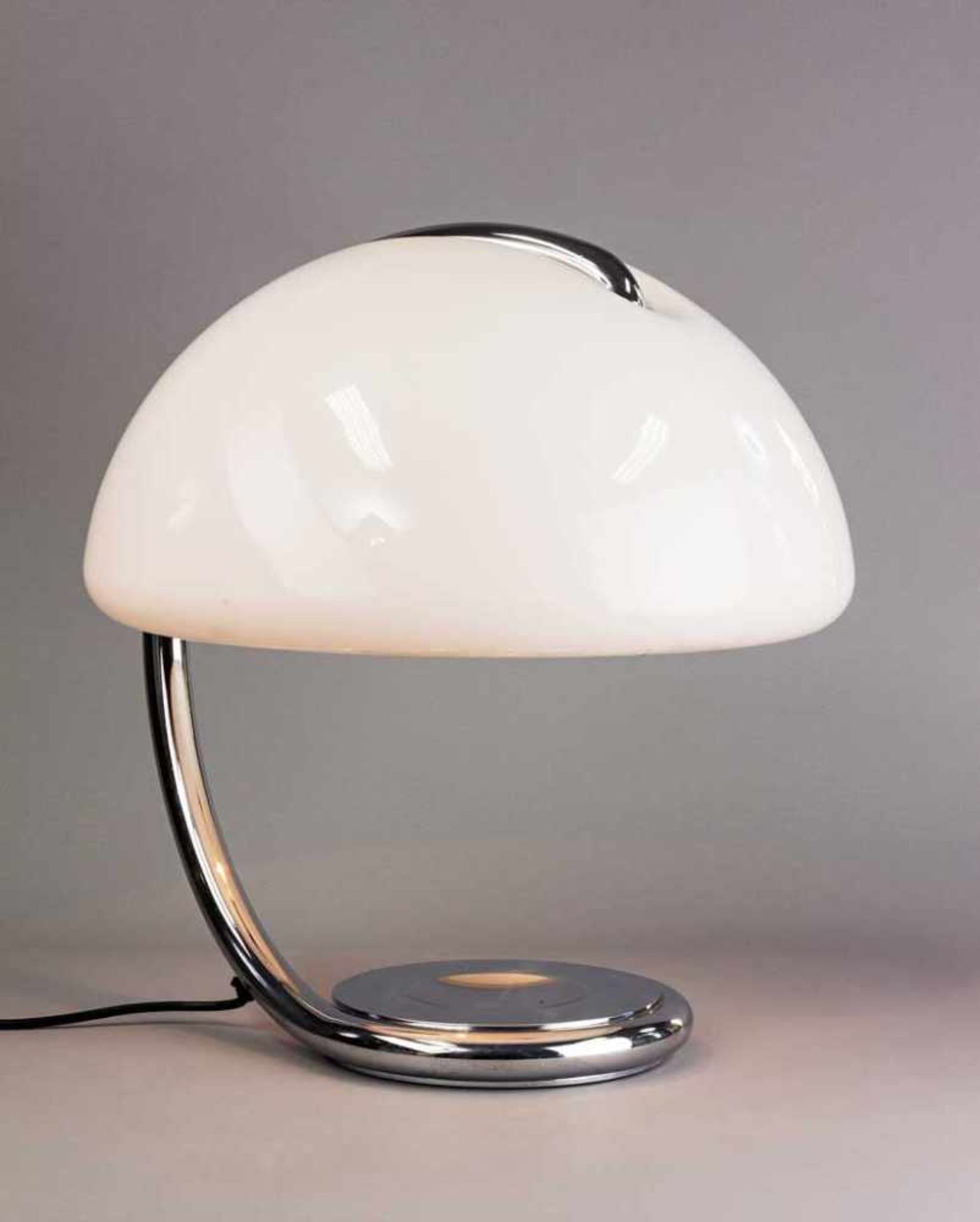 Tischlampe "Serpente". Chromstahl mit 360° schwenkbarem Kunststoffschirm. Entwurf Elio Martinelli