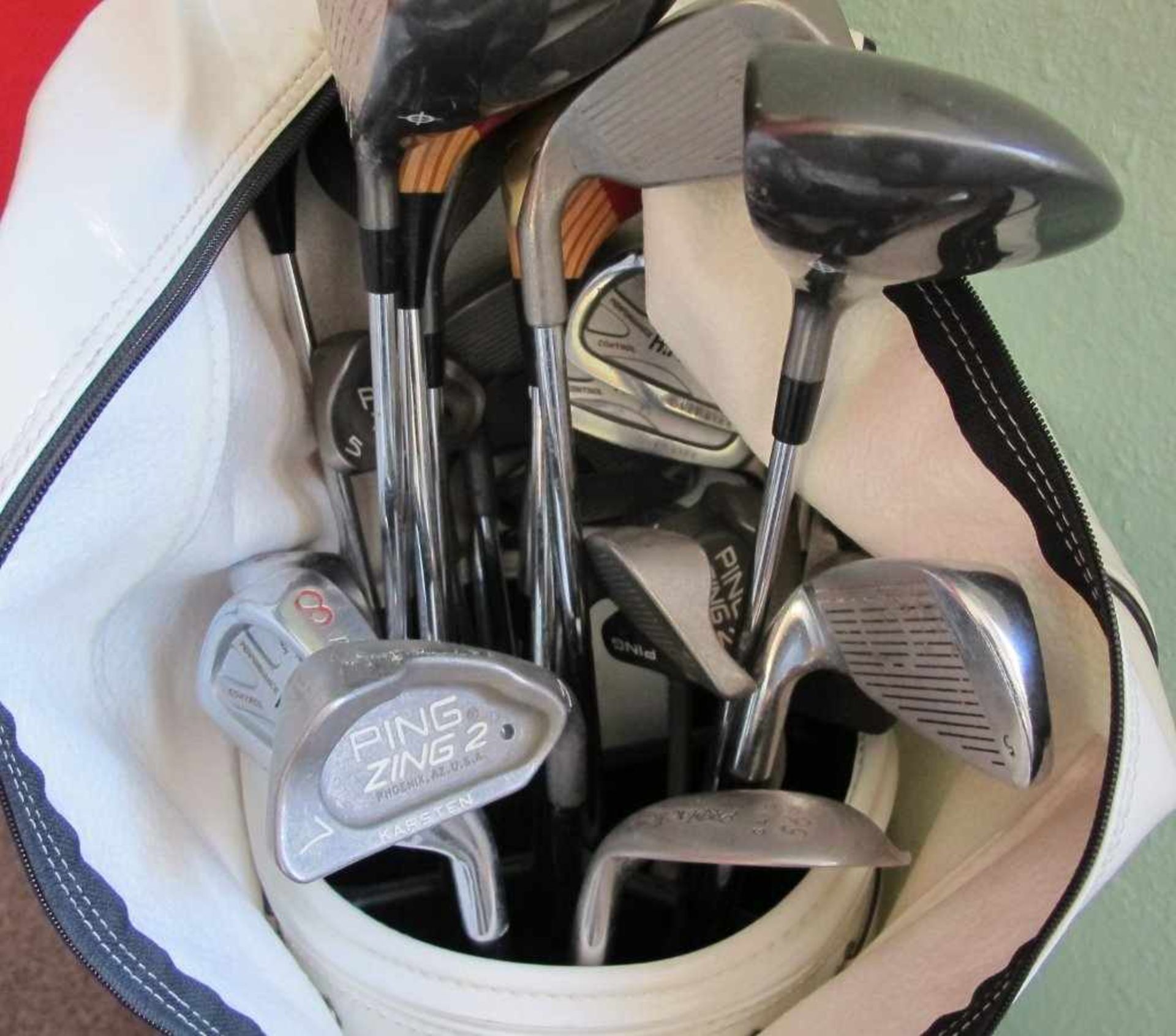 Golfausrüstung, zumeist Ping oder ProTacTic. 23 Schläger in Tasche mit Schirm - Bild 2 aus 2