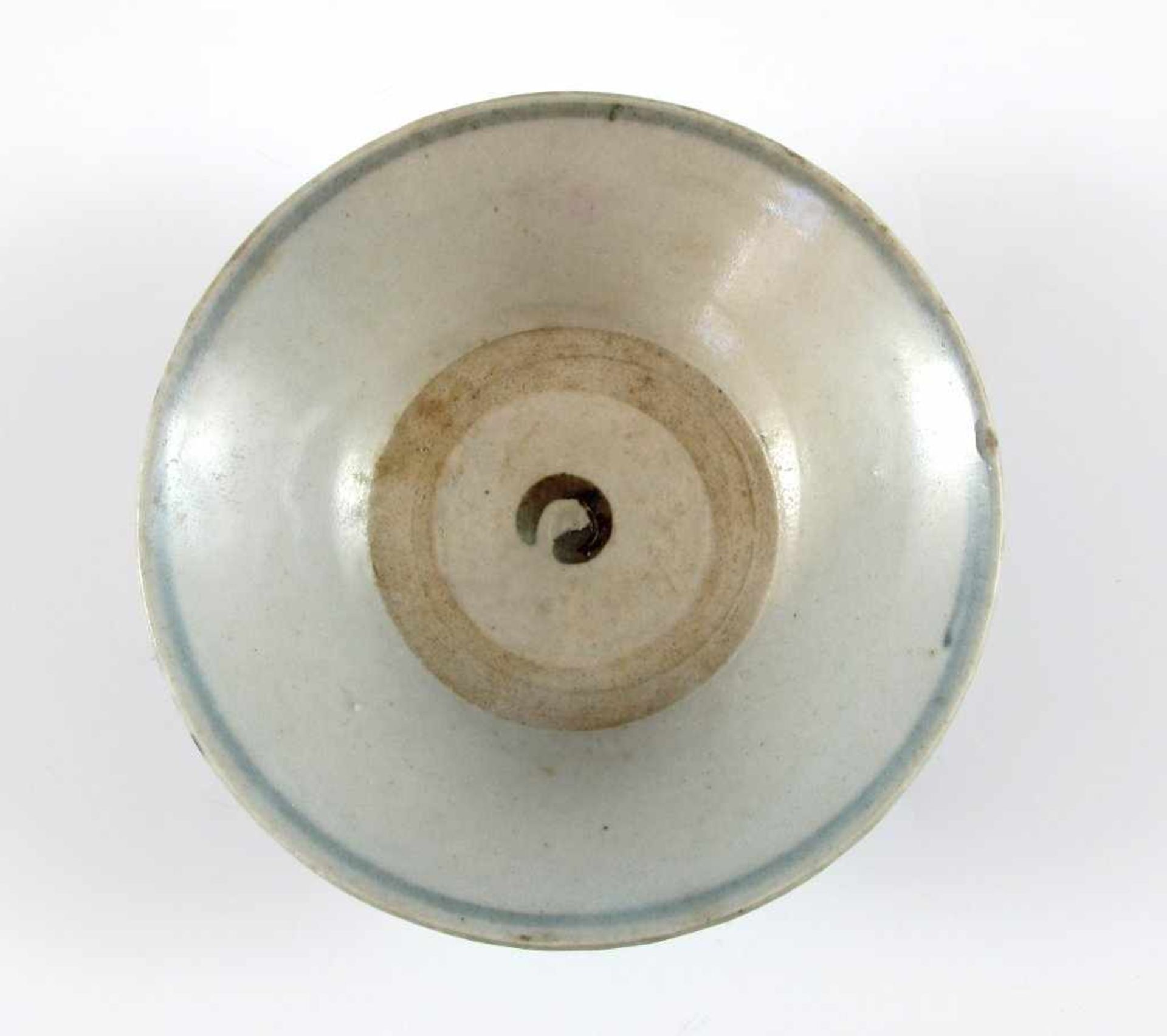 Ming-Kumme. Unterglasurblaue Bemalung. China, 16. Jh. Ø 12,5 cm - Bild 2 aus 3