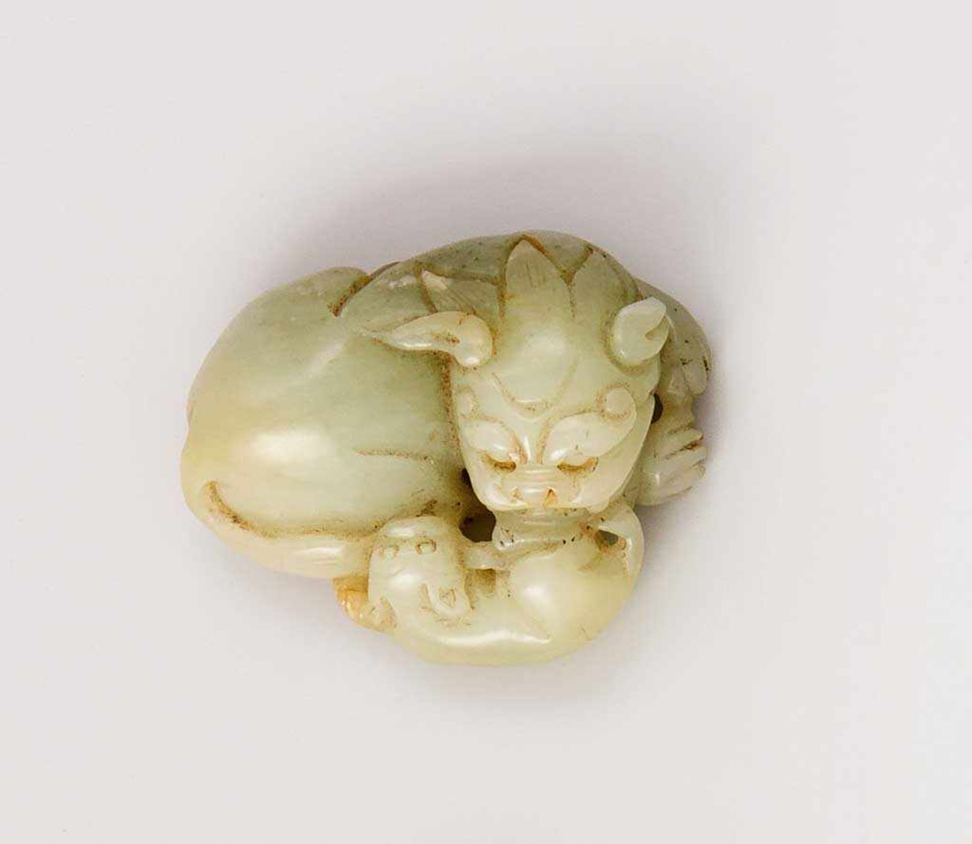 Handschmeichler aus Jade. Löwin mit Jungem. Grüne Jade. China. L 5,5 cm