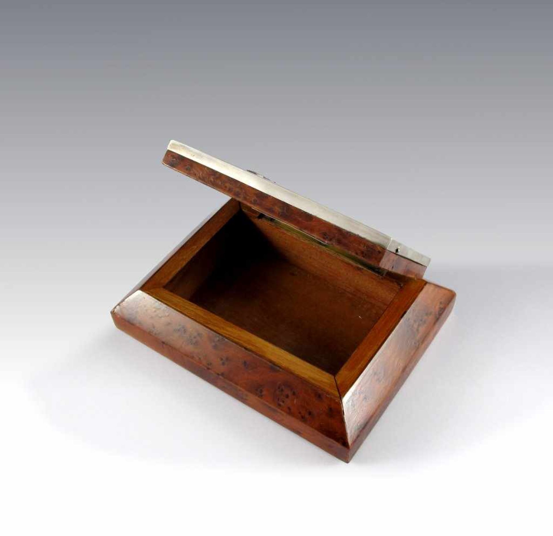 Kleine Tischdose. Holzkorpus mit Silberdeckel; aufgesetztes behelmtes Wappen. 1. H. 20. Jh. L 12,5 - Bild 2 aus 2