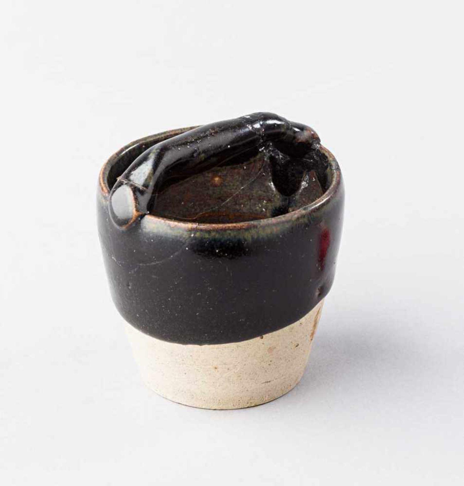 Sung-Henkeltöpfchen. Jizhou-Keramik (hellgraue Keramik mit schwarzbrauner Glasur). Boden und unteres
