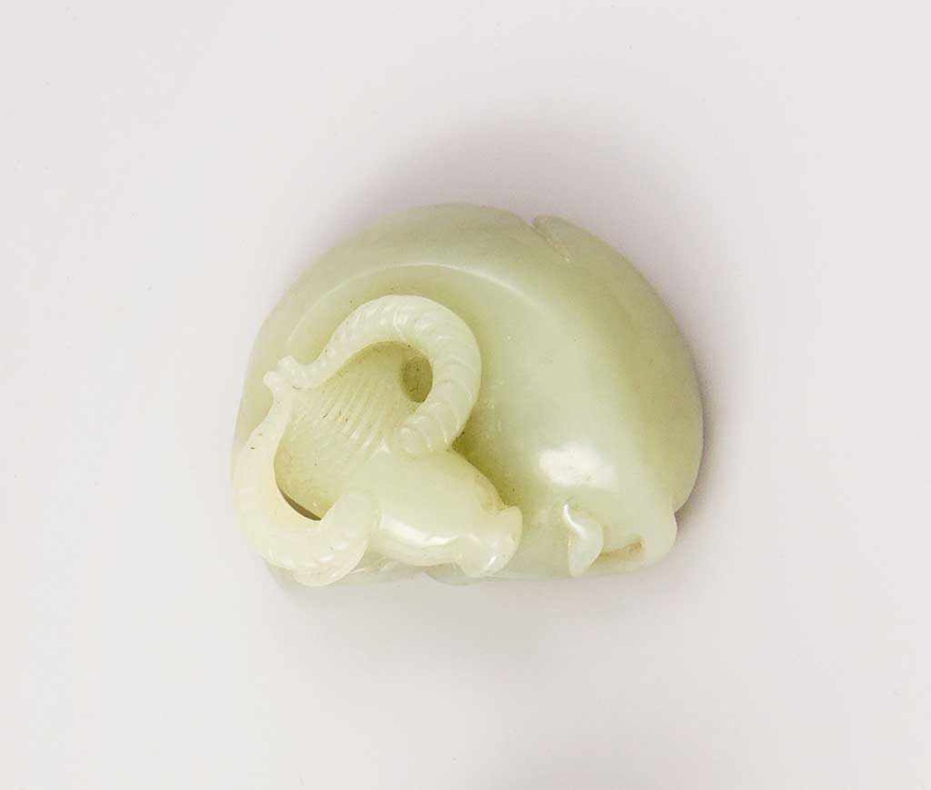 Liegender Büffel. Hellgrüne Jade. Um 1900. L 5,5 cm