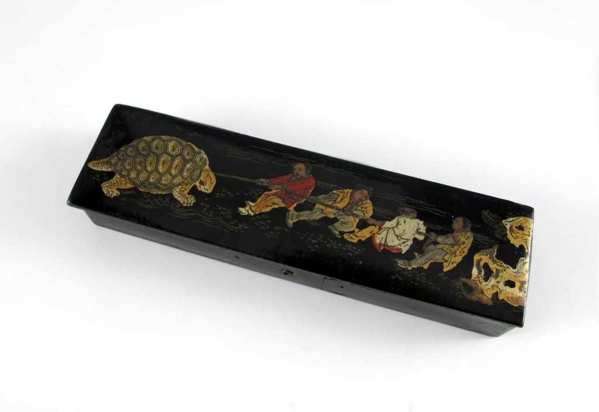Federdose. Auf dem Deckel Lackbild: vier Männer ziehen eine Schildkröte. England, 19. Jh. L 20 cm