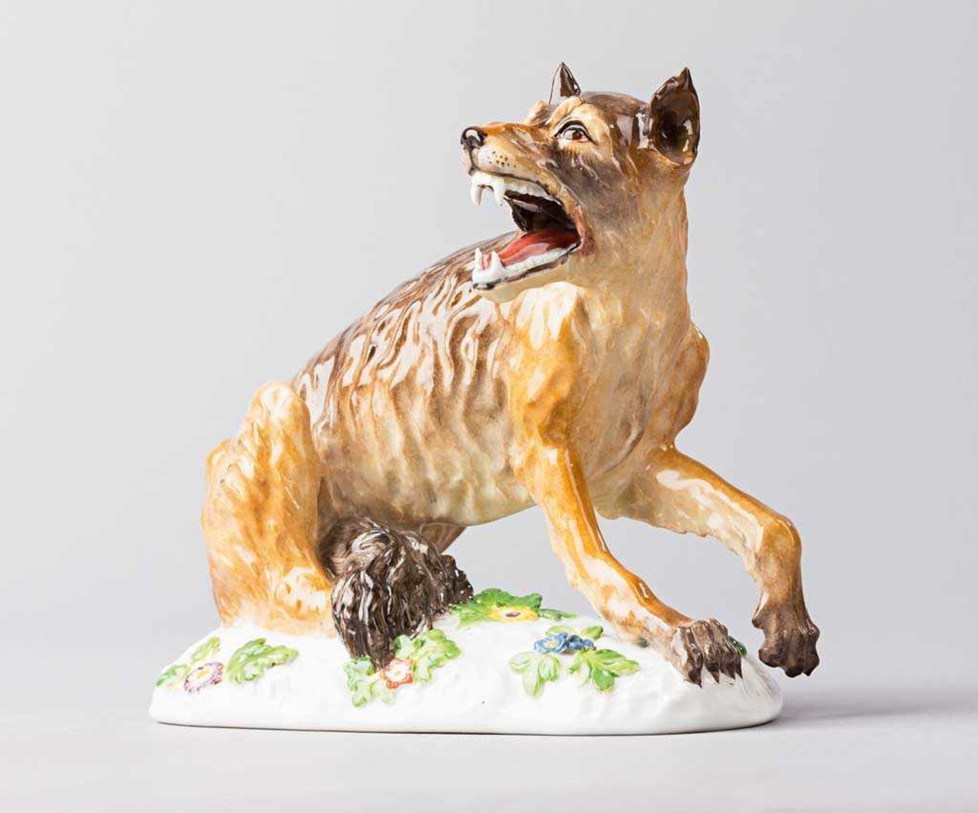 Wolf auf Landschaftssockel. Polychrom staffierte Figurine. Modell Peter Reinicke. Modellnr. 1243.