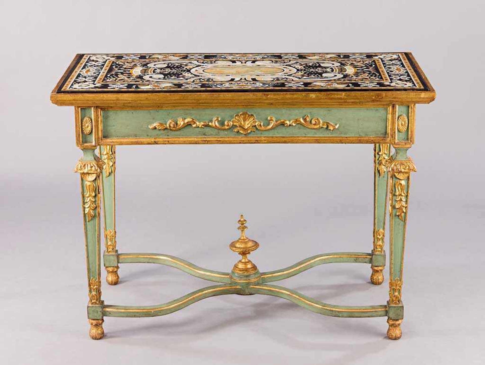 Pietra-dura-Tisch. Gestell im Louis-Seize-Stil, grün und golden gefasst. Platte aus polychromem