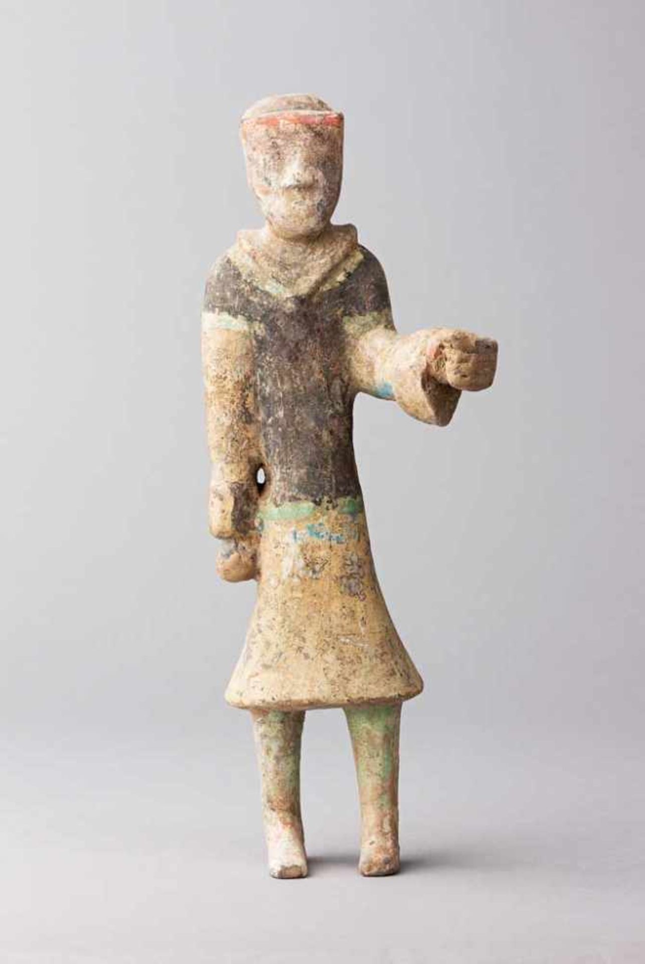 Han-Figur. Reste polychromer Bemalung. China, Han-Dynastie, 206 v.Chr. - 220 n.Chr. H 26,5 cm. Das