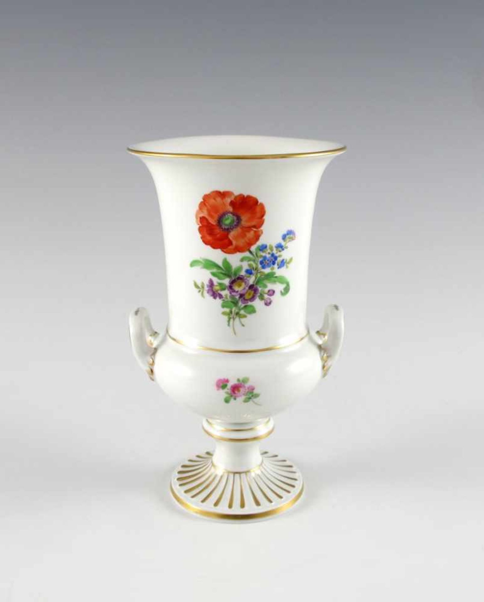 Vase. Balusterform mit zwei Henkeln. Polychrome Blüten. Goldstaffage. Blaue Schwertermarke