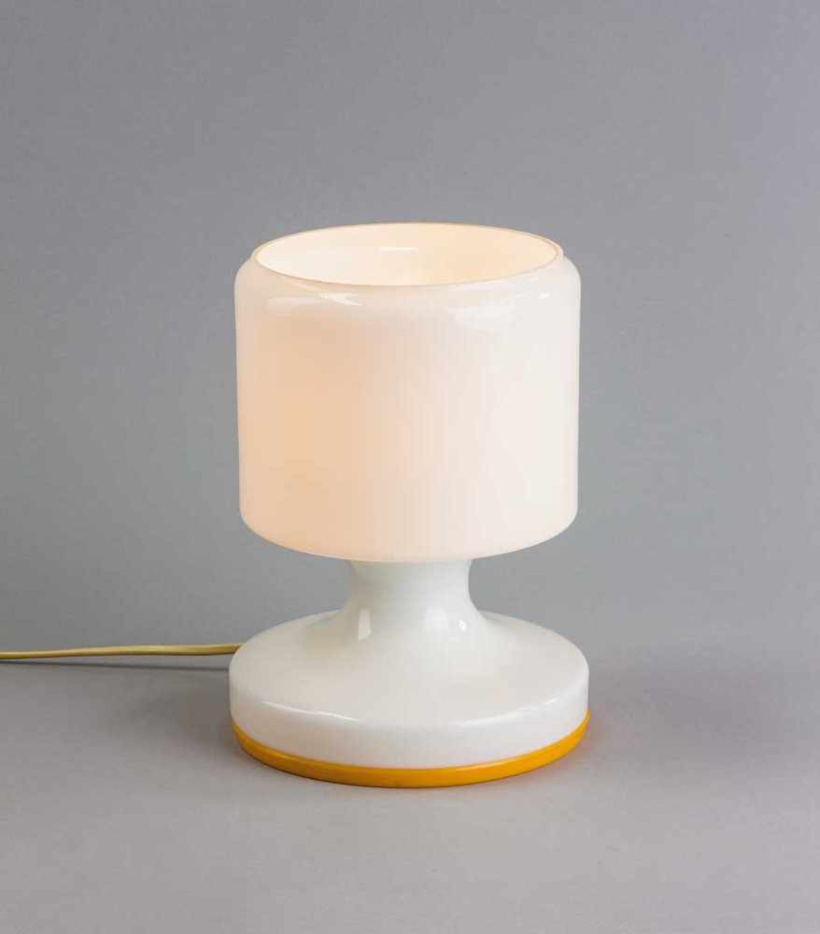 Milchglas-Tischlampe. Kunststoffboden. 1960-er/1970-er Jahre. H 22 cm