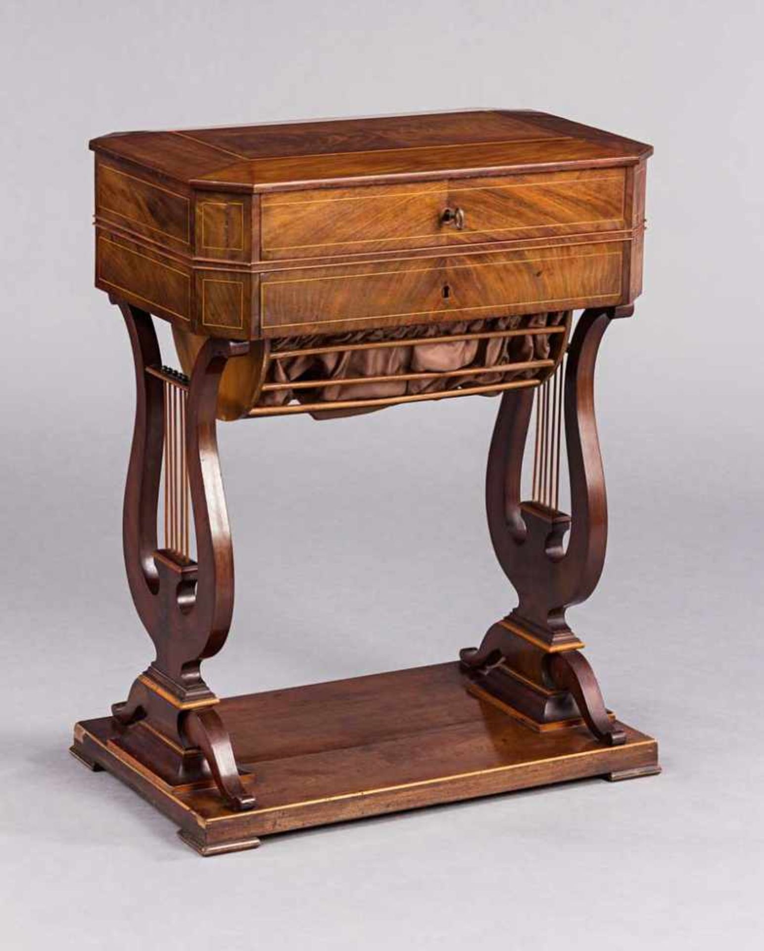 Feines Biedermeier-Nähkästchen. Plinthensockel. Lyraförmige Wangen. Zwei Schübe. Inneneinteilung mit