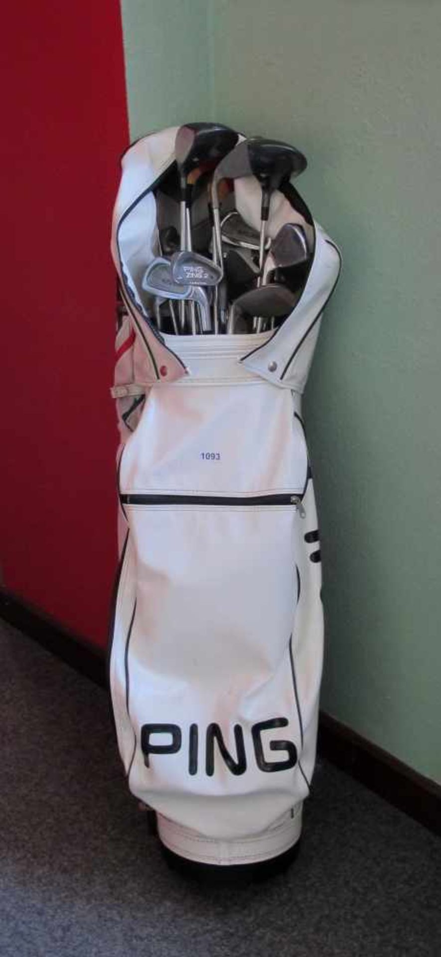 Golfausrüstung, zumeist Ping oder ProTacTic. 23 Schläger in Tasche mit Schirm